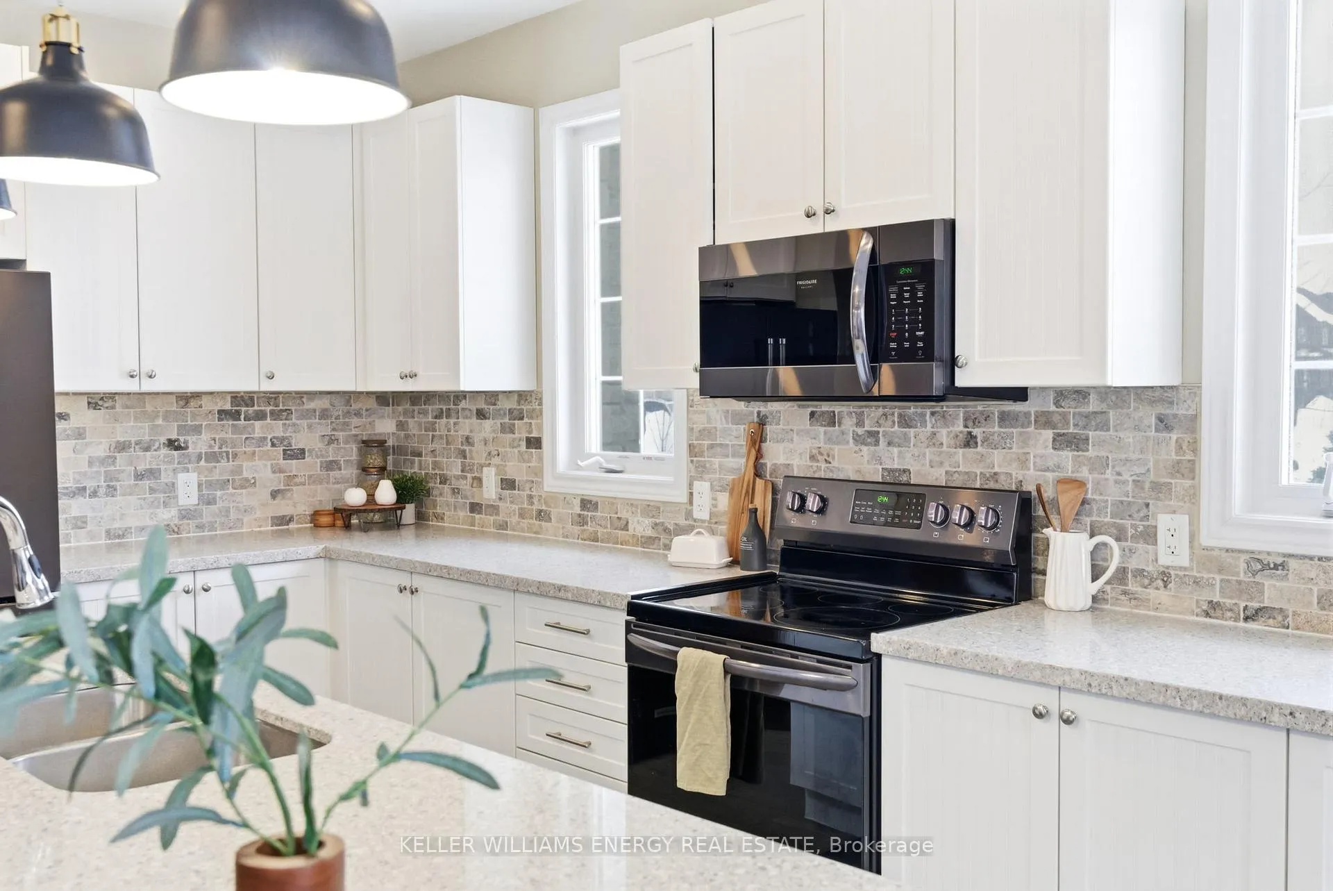 Photo 3 of 219 Crombie Street, Clarington, Bowmanville — HOMEH