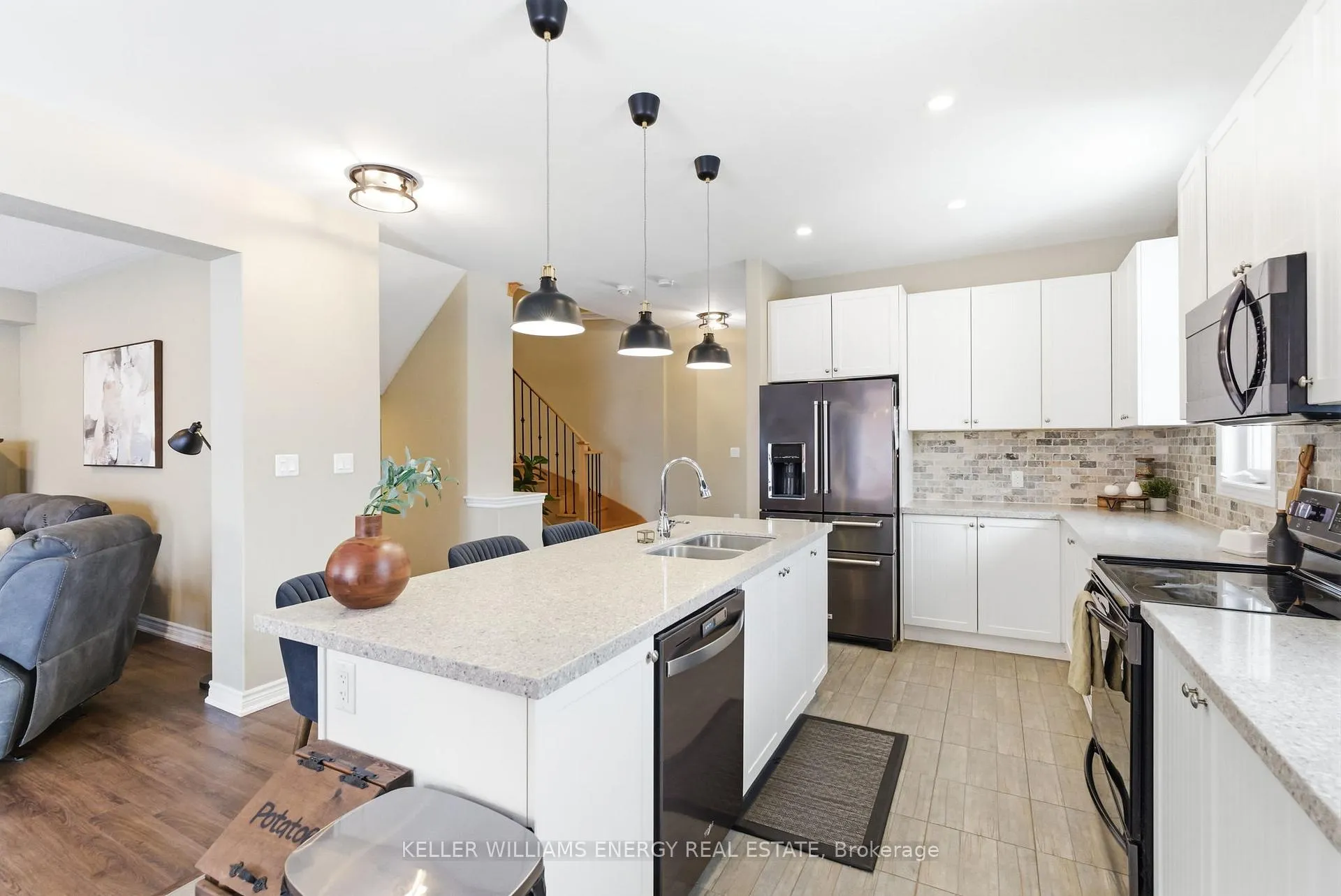 Photo 9 of 219 Crombie Street, Clarington, Bowmanville — HOMEH