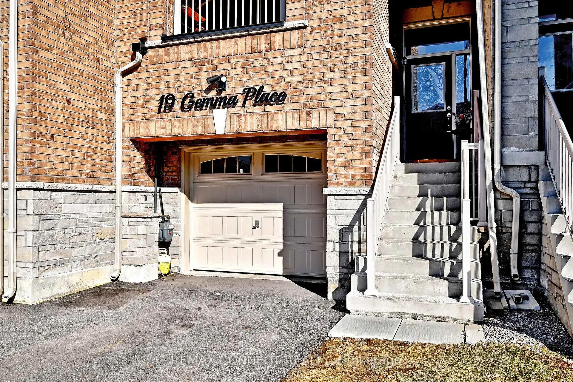 Photo 2 of 19 Gemma Place, Brampton, Heart Lake West — HOMEH