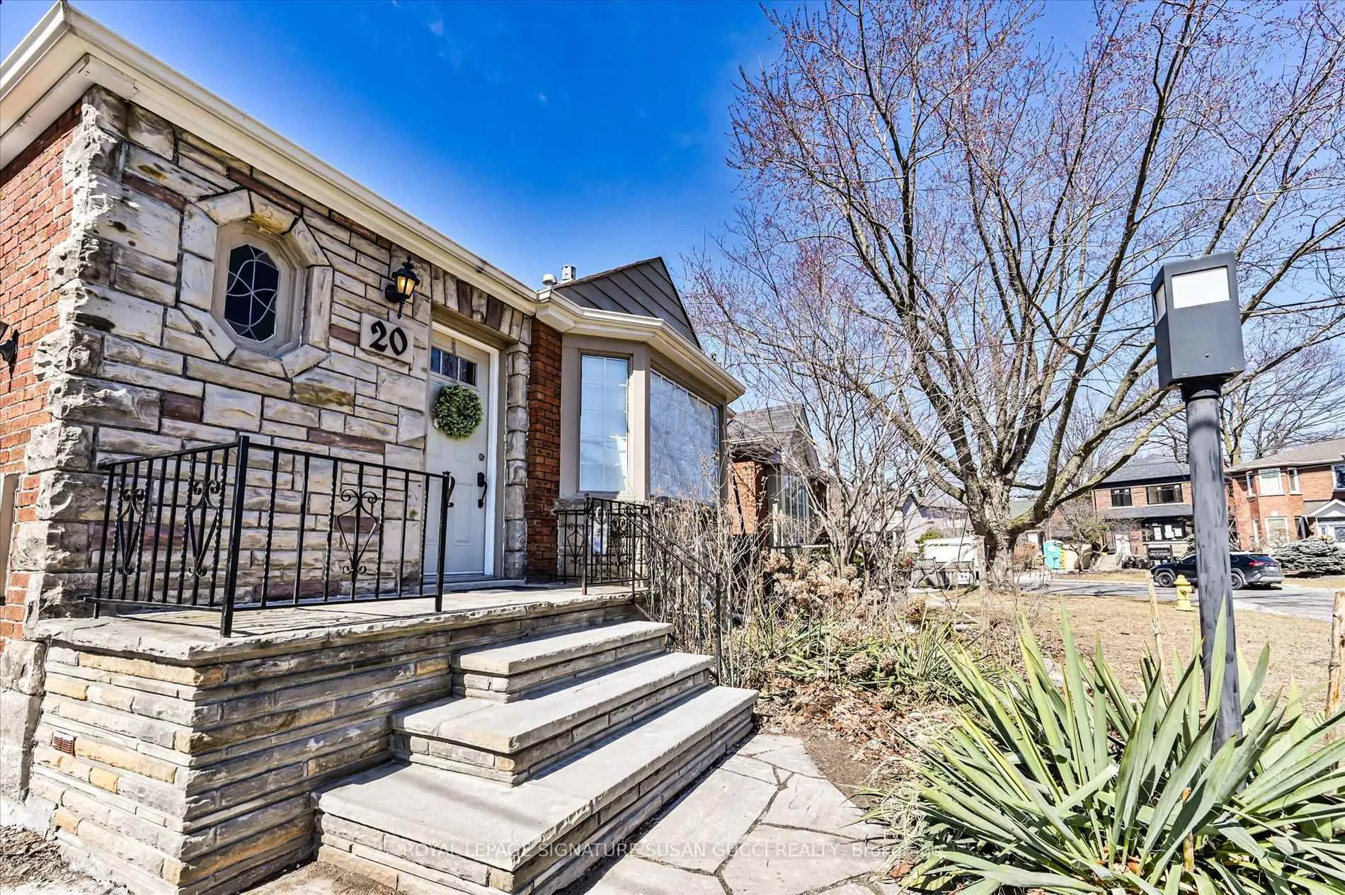 Photo 2 of 20 Airley Crescent, Toronto, East York — HOMEH