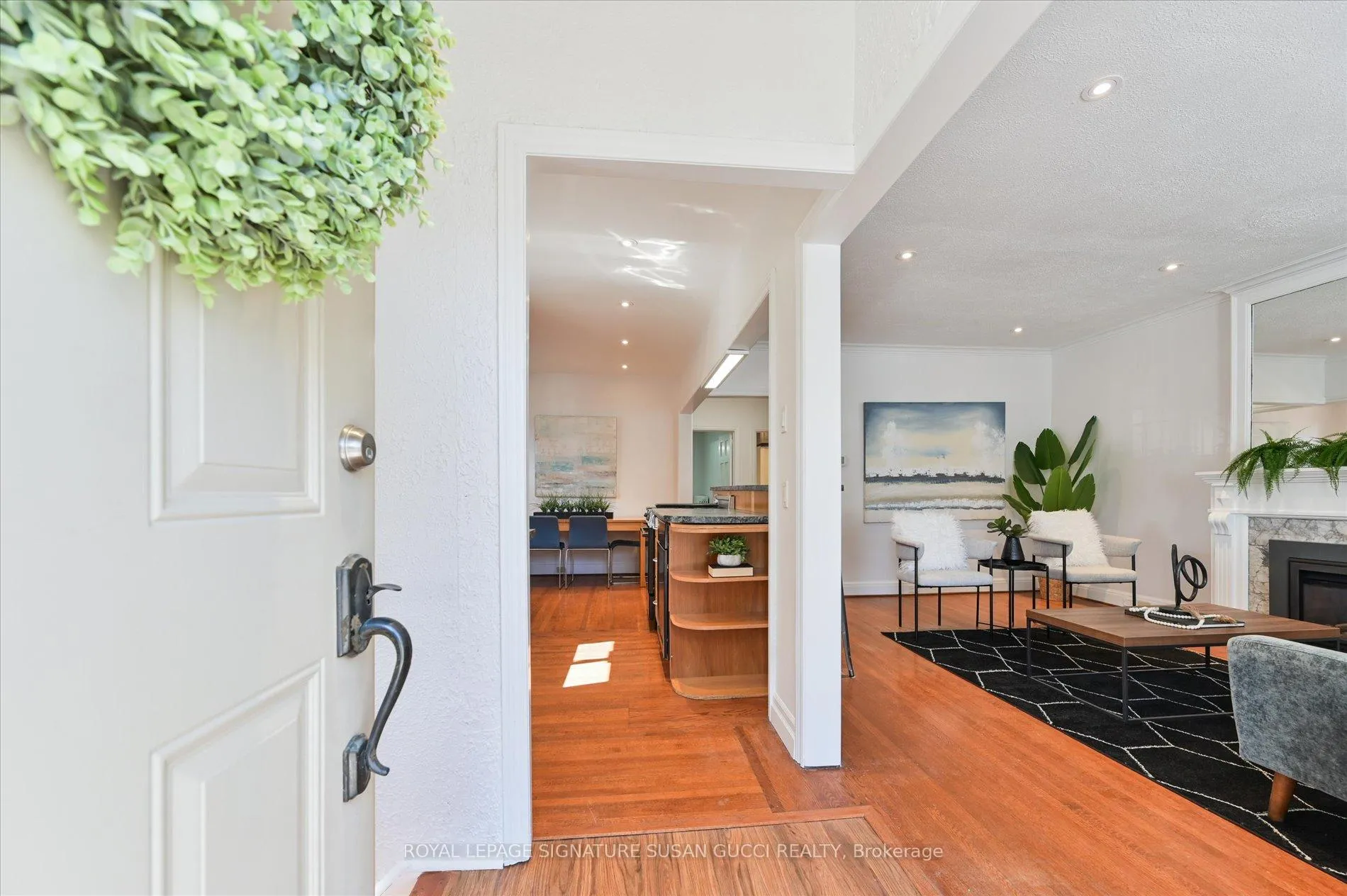 Photo 3 of 20 Airley Crescent, Toronto, East York — HOMEH