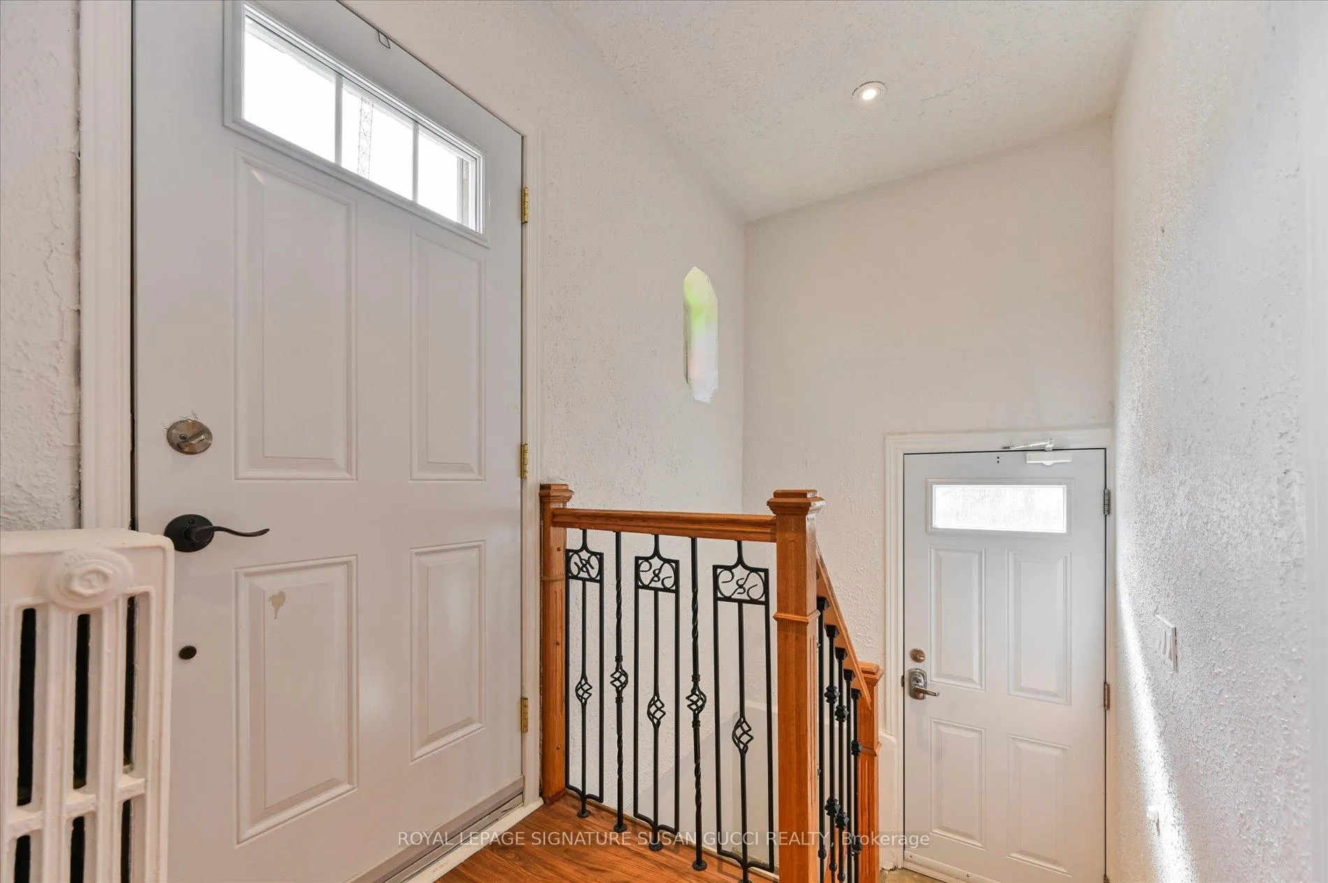 Photo 4 of 20 Airley Crescent, Toronto, East York — HOMEH