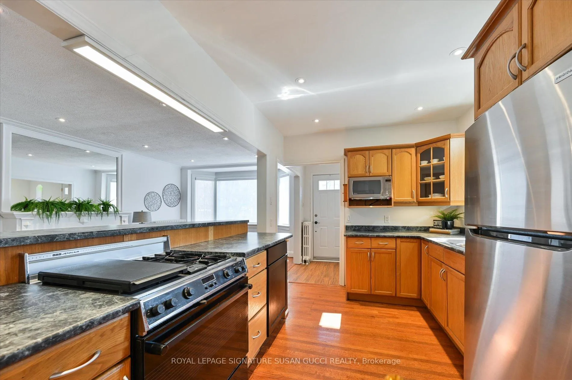 Photo 13 of 20 Airley Crescent, Toronto, East York — HOMEH