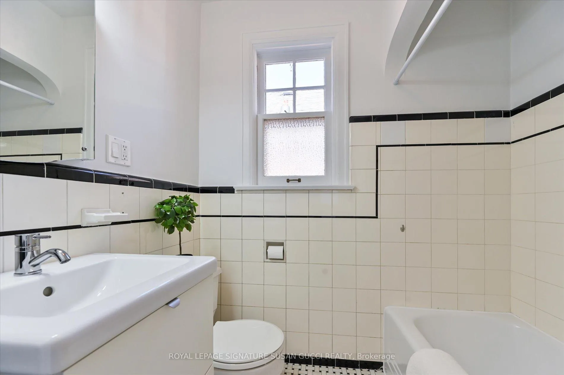 Photo 17 of 20 Airley Crescent, Toronto, East York — HOMEH