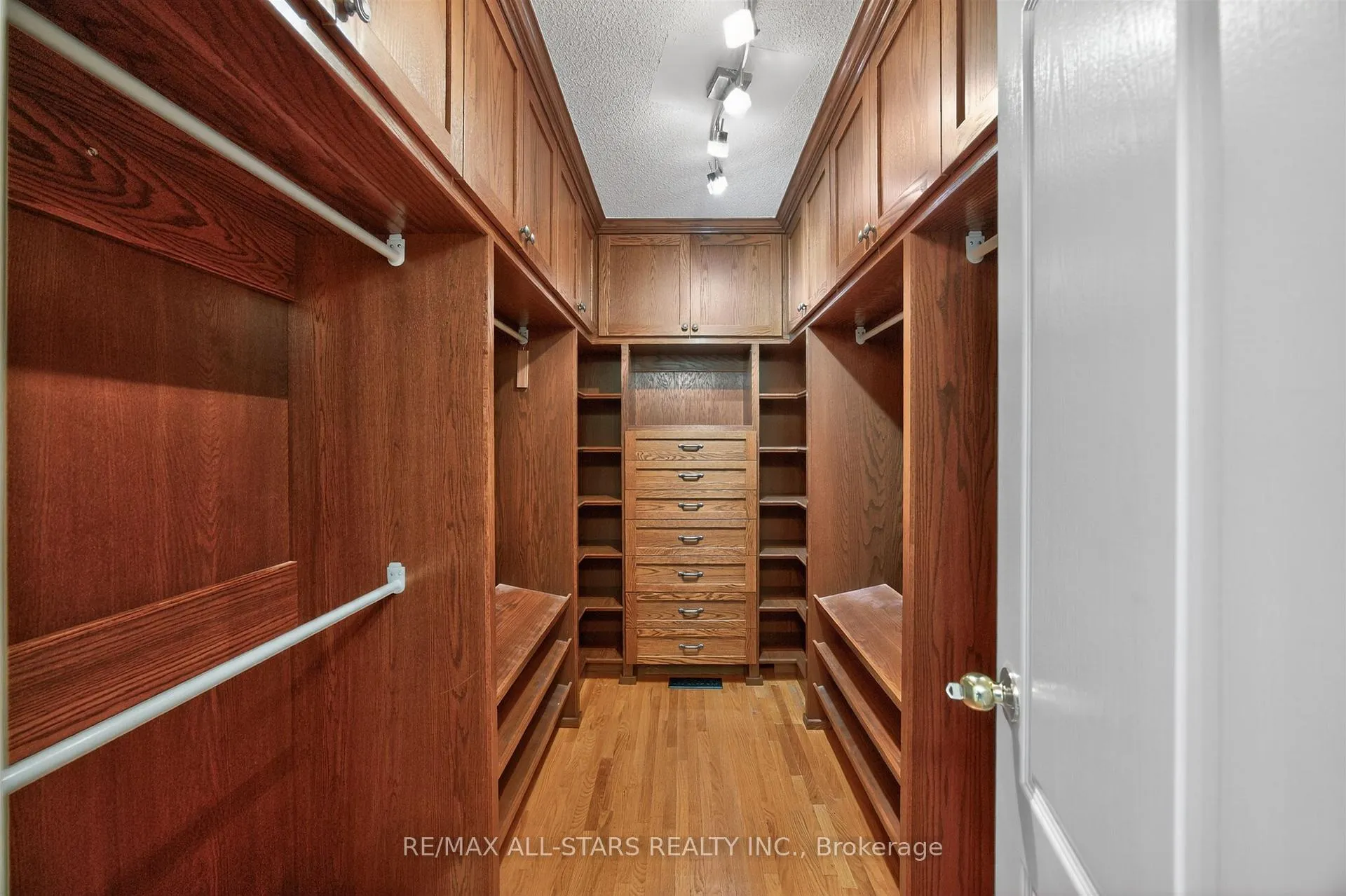 Photo 12 of 11 Bliss Court, Markham, Buttonville — HOMEH