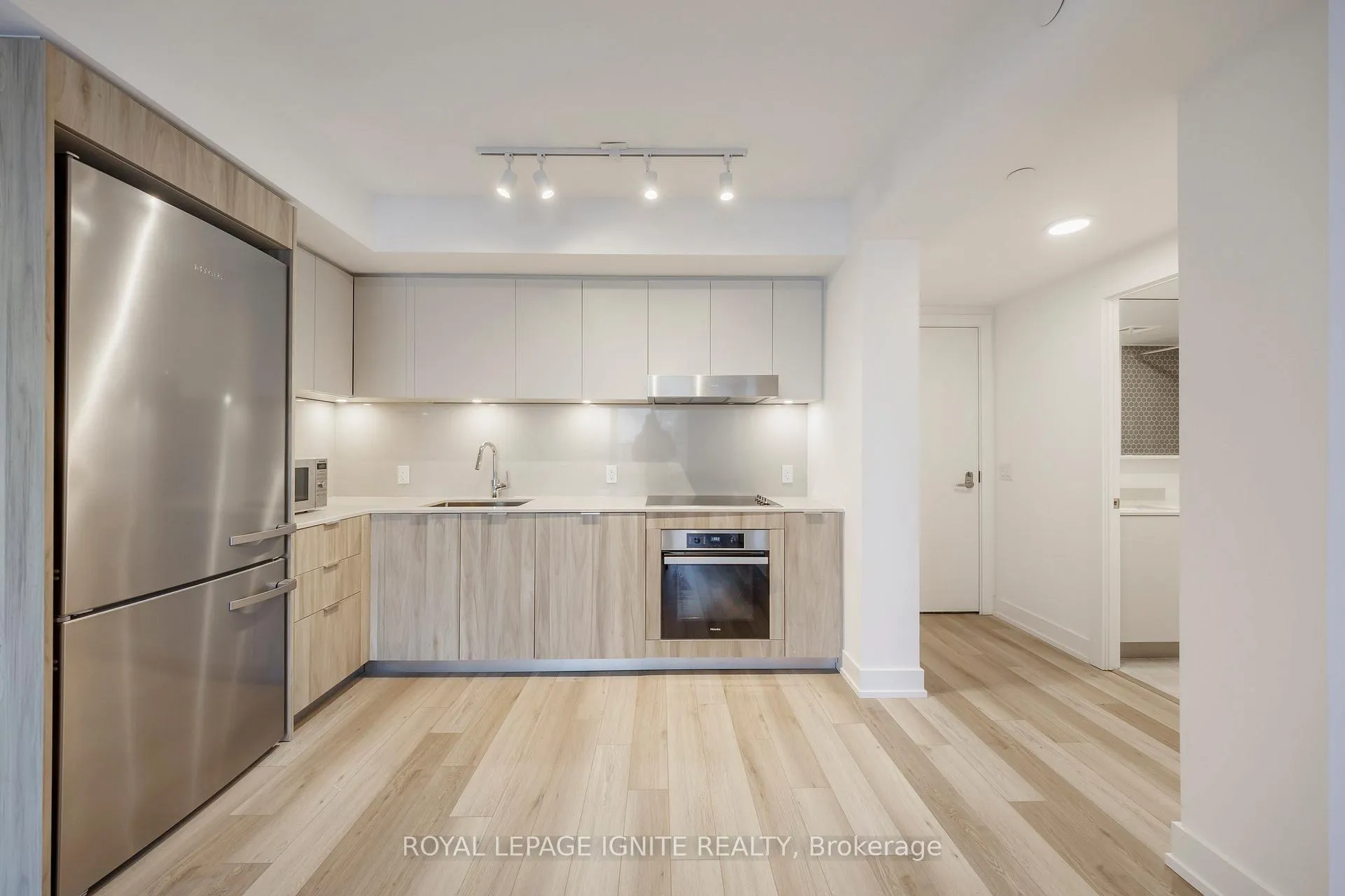 Photo 3 of Unit 320, 8 Cedarland Drive, Markham, Unionville — HOMEH