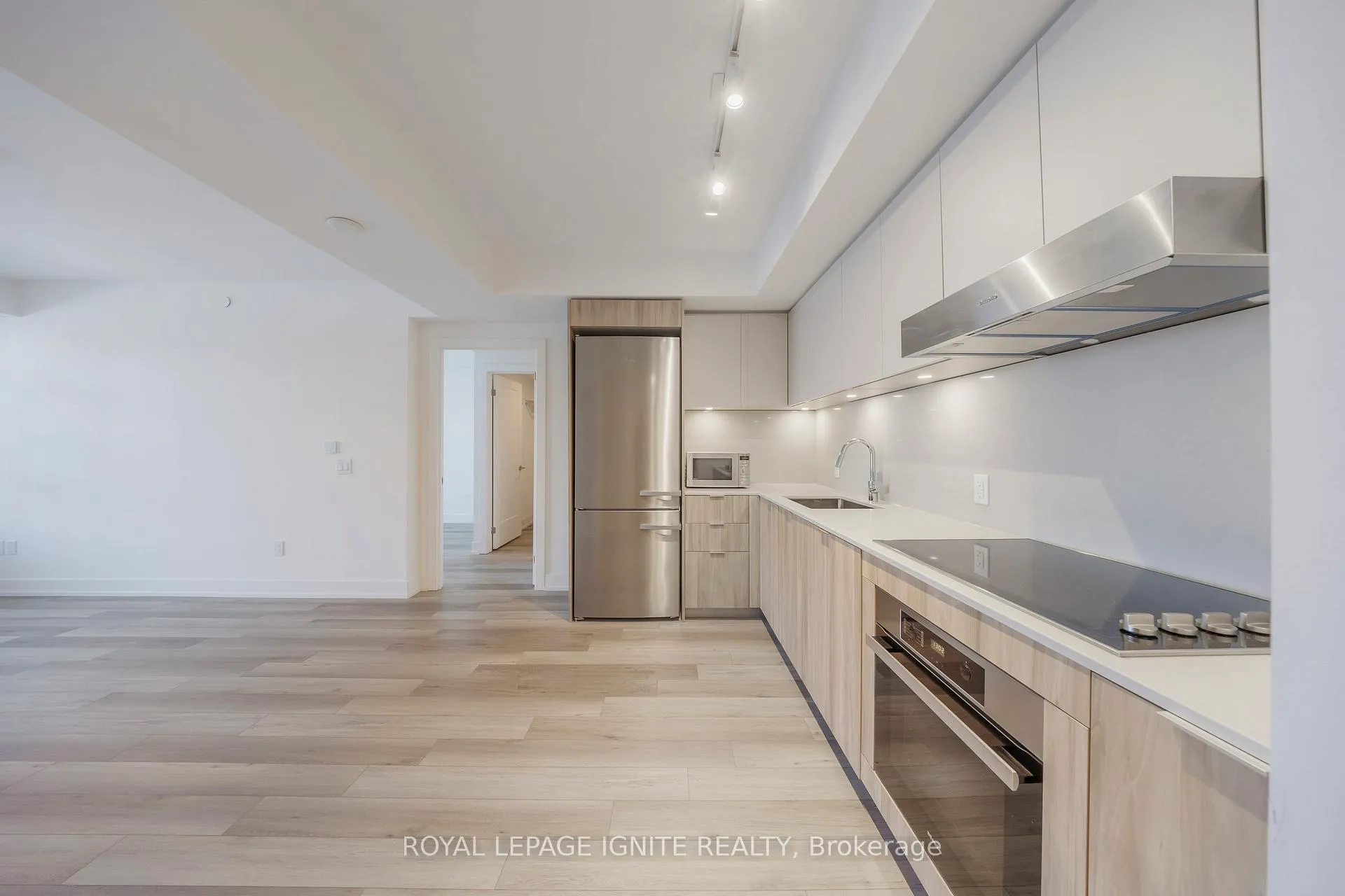 Photo 5 of Unit 320, 8 Cedarland Drive, Markham, Unionville — HOMEH