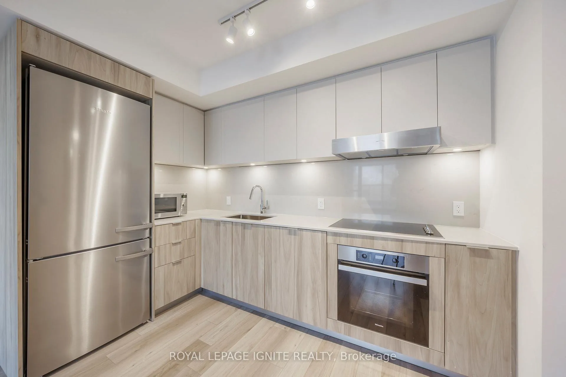 Photo 7 of Unit 320, 8 Cedarland Drive, Markham, Unionville — HOMEH
