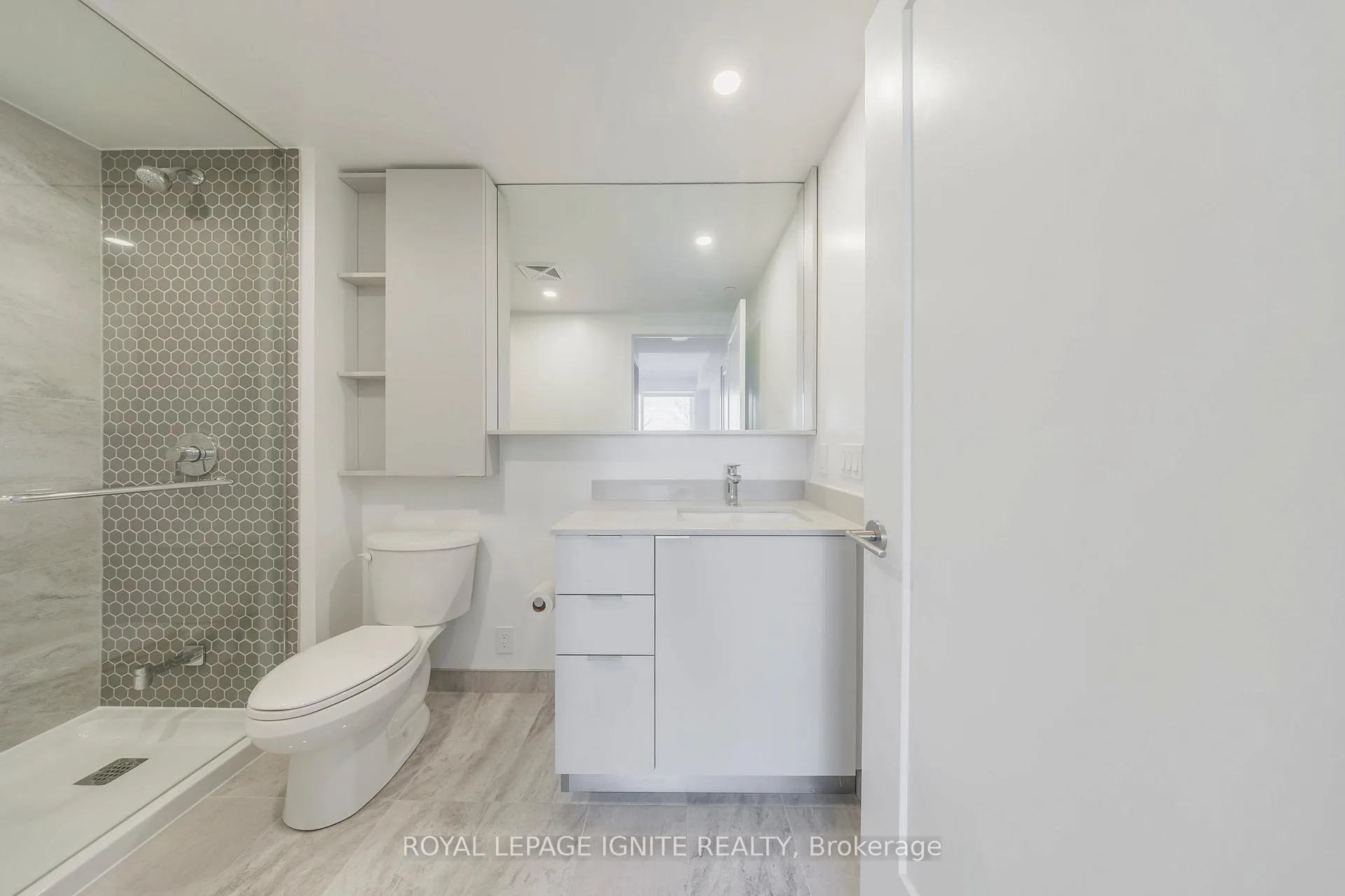 Photo 13 of Unit 320, 8 Cedarland Drive, Markham, Unionville — HOMEH