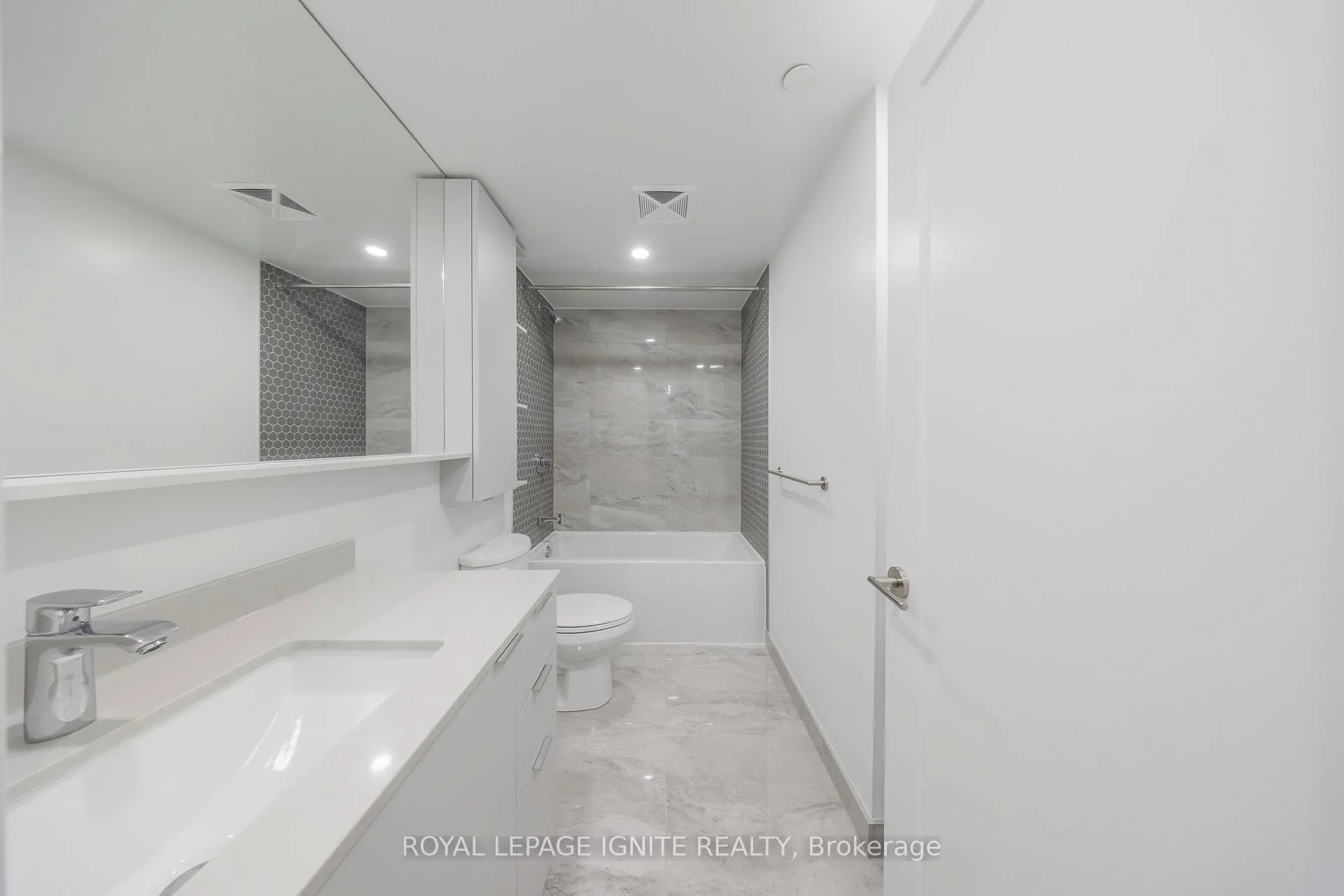Photo 19 of Unit 320, 8 Cedarland Drive, Markham, Unionville — HOMEH