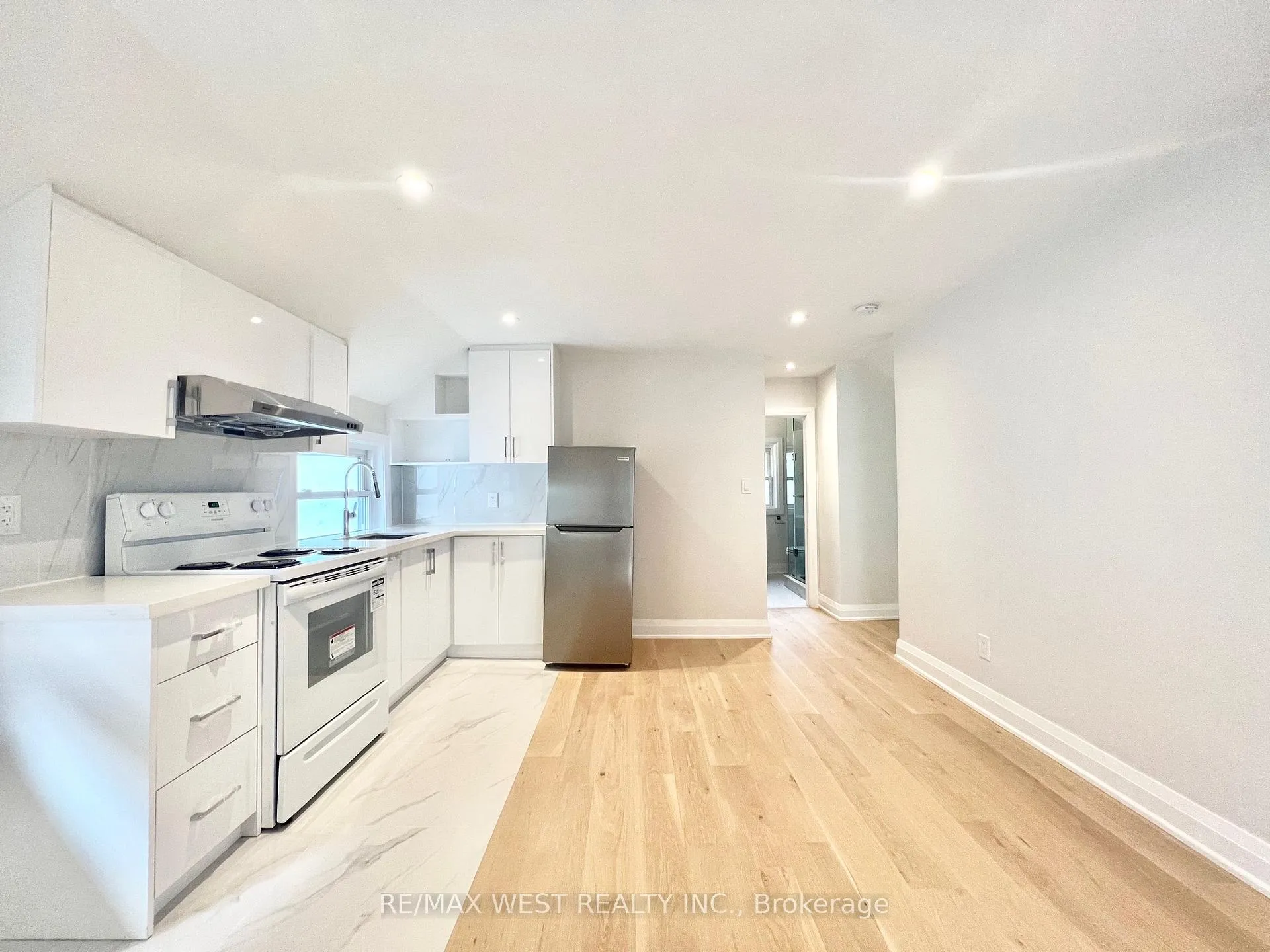Front of Unit 2nd Flr, 4 Sutherland Avenue