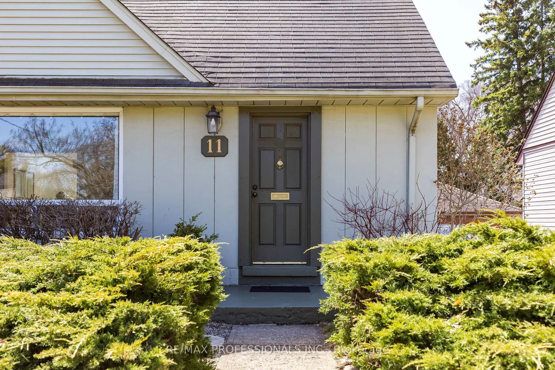 Photo 2 of 11 Mitcham Drive, Etobicoke, Alderwood — HOMEH