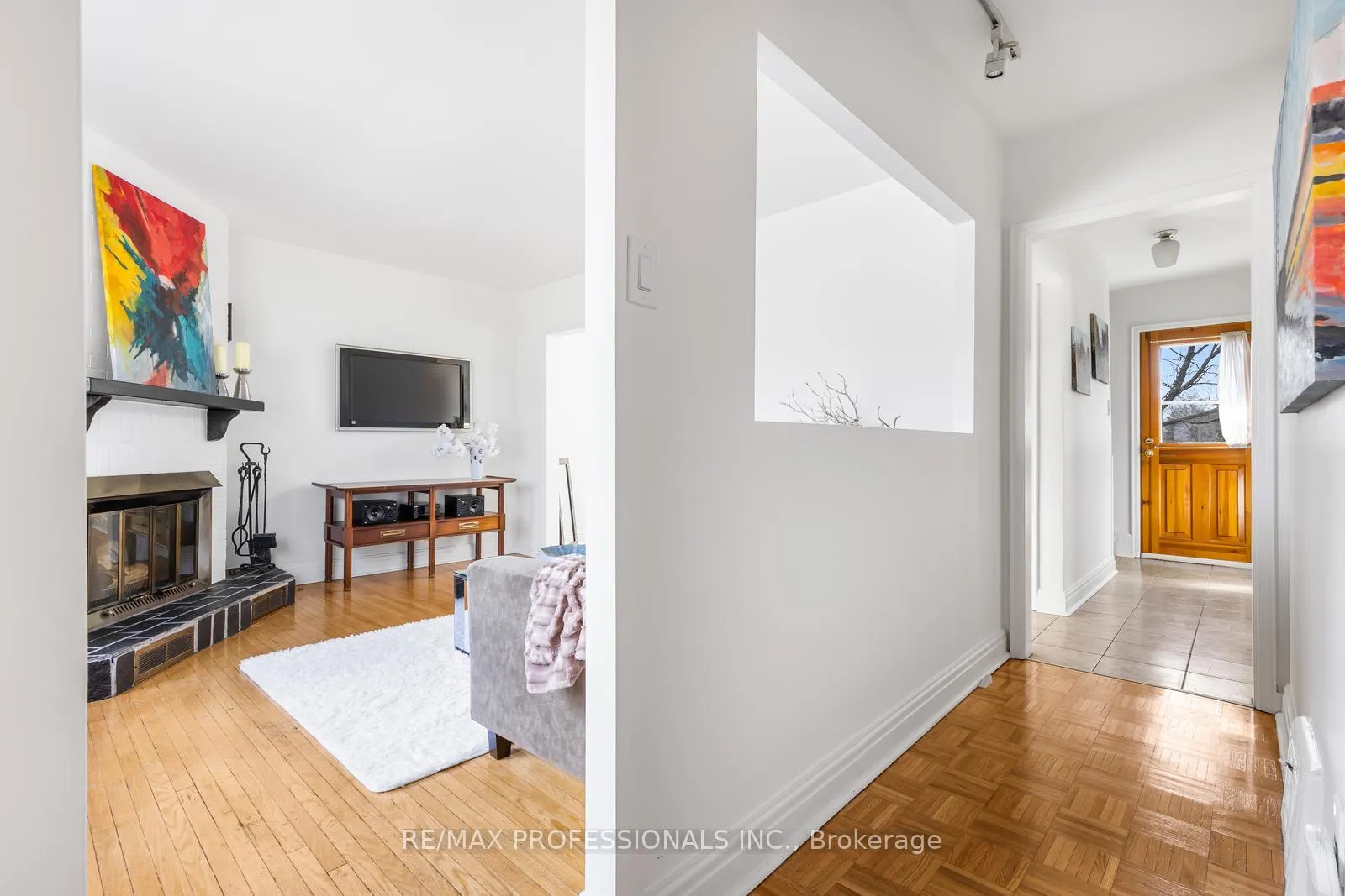 Photo 4 of 11 Mitcham Drive, Etobicoke, Alderwood — HOMEH
