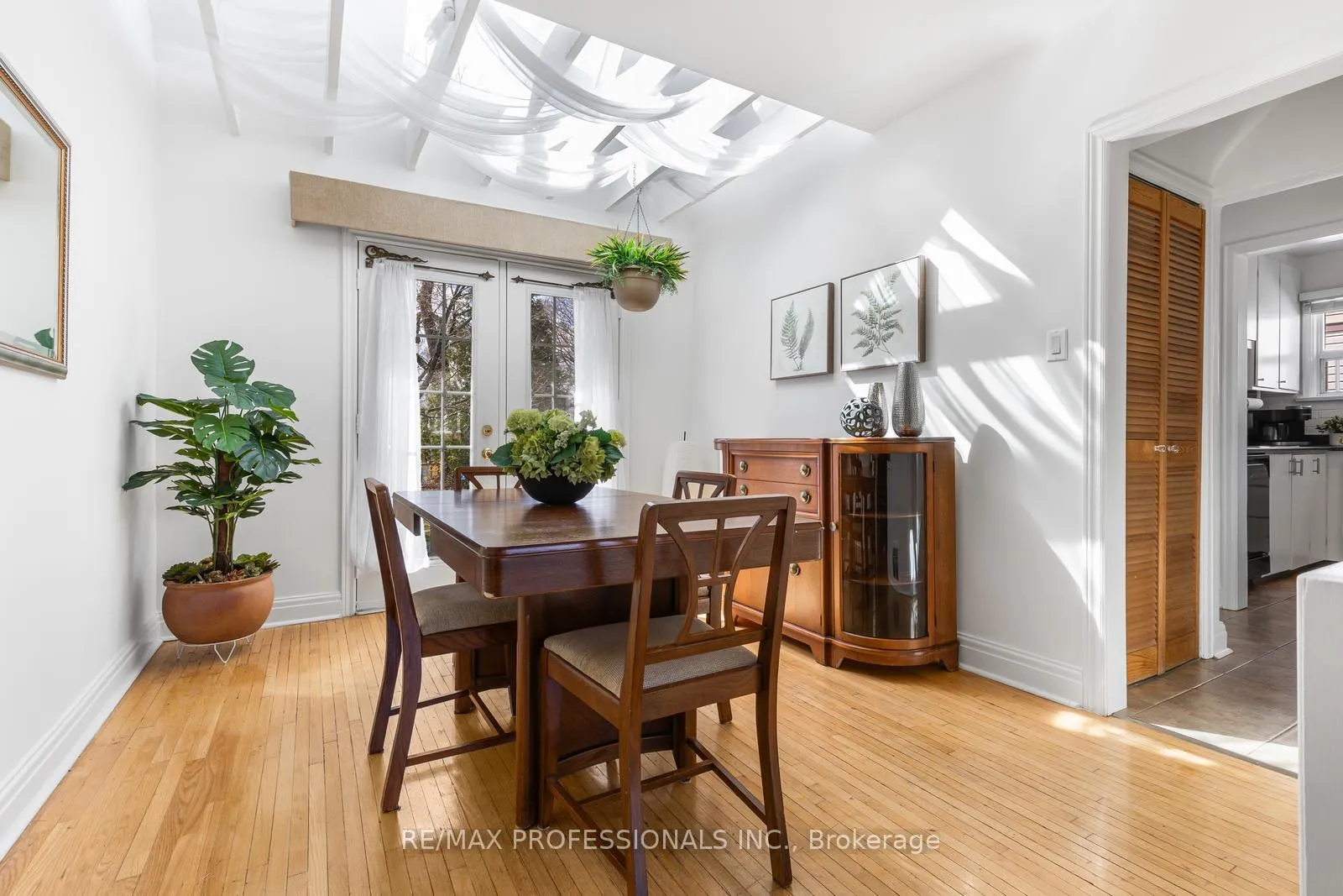 Photo 8 of 11 Mitcham Drive, Etobicoke, Alderwood — HOMEH
