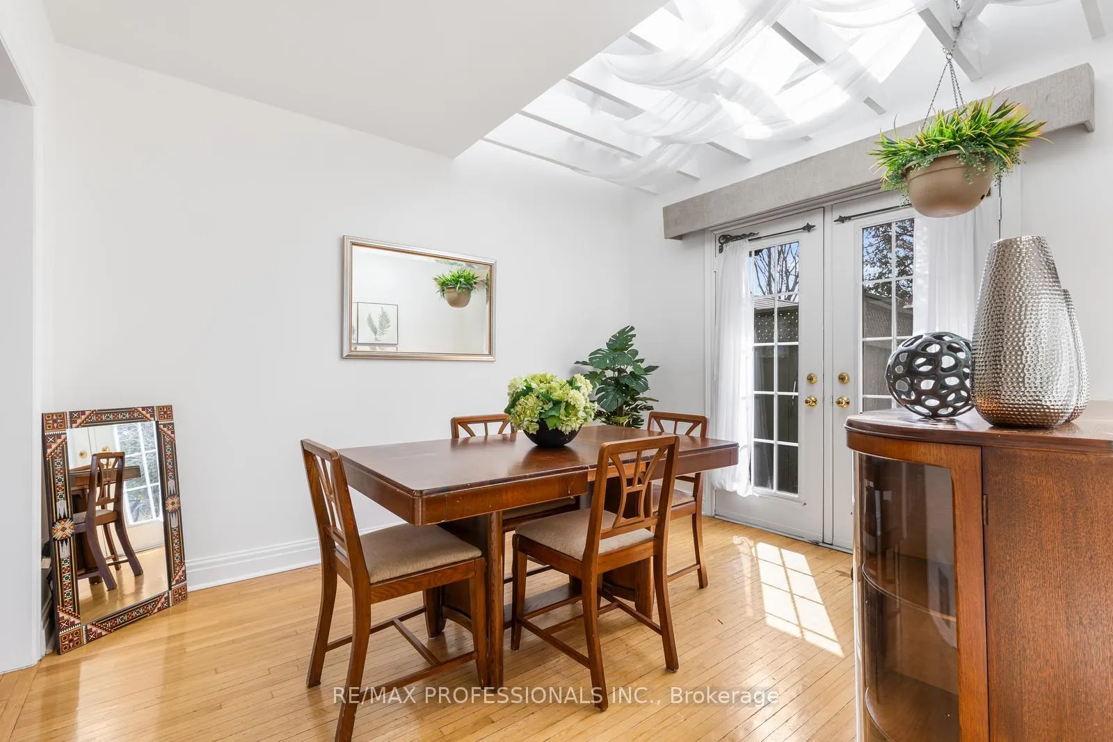 Photo 10 of 11 Mitcham Drive, Etobicoke, Alderwood — HOMEH