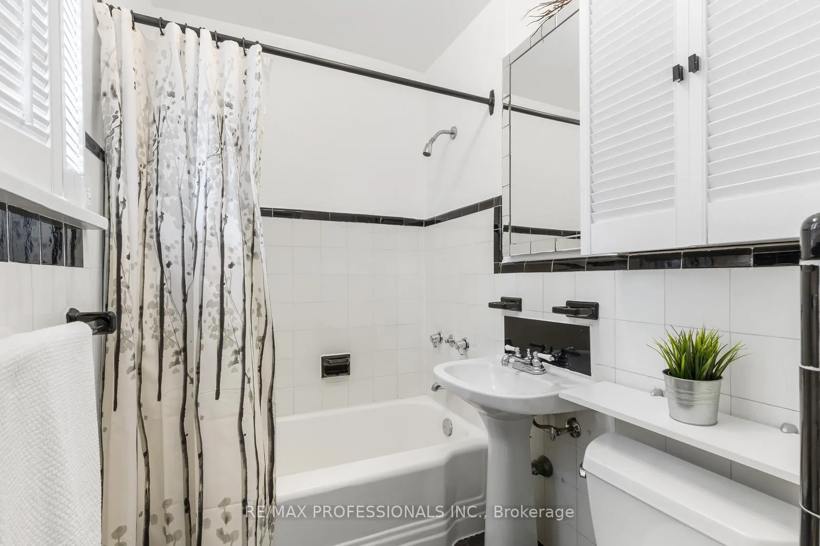 Photo 17 of 11 Mitcham Drive, Etobicoke, Alderwood — HOMEH