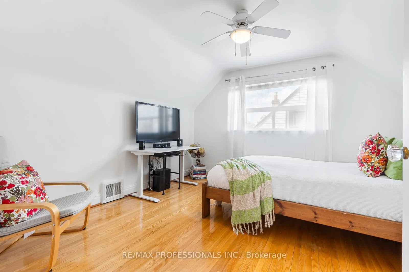 Photo 22 of 11 Mitcham Drive, Etobicoke, Alderwood — HOMEH