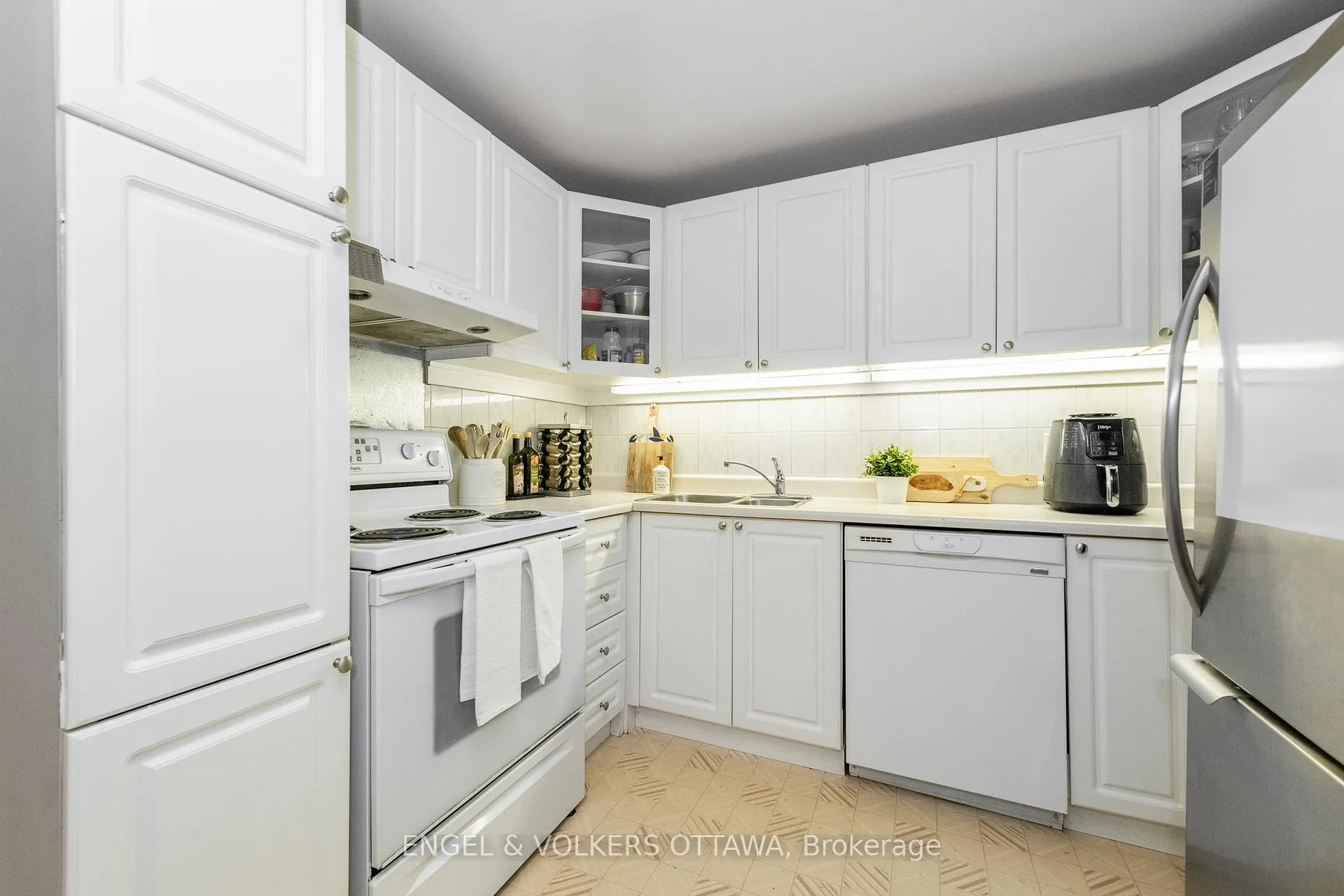 Photo 21 of Unit 906, 373 Laurier Avenue E, Ottawa, Sandy Hill — HOMEH