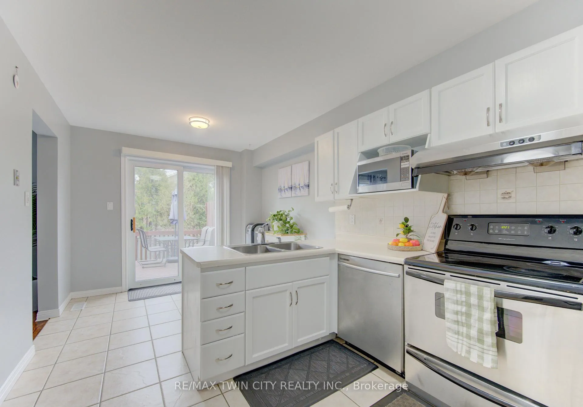 Photo 5 of Unit A, 651 Pinerow Crescent, Waterloo — HOMEH