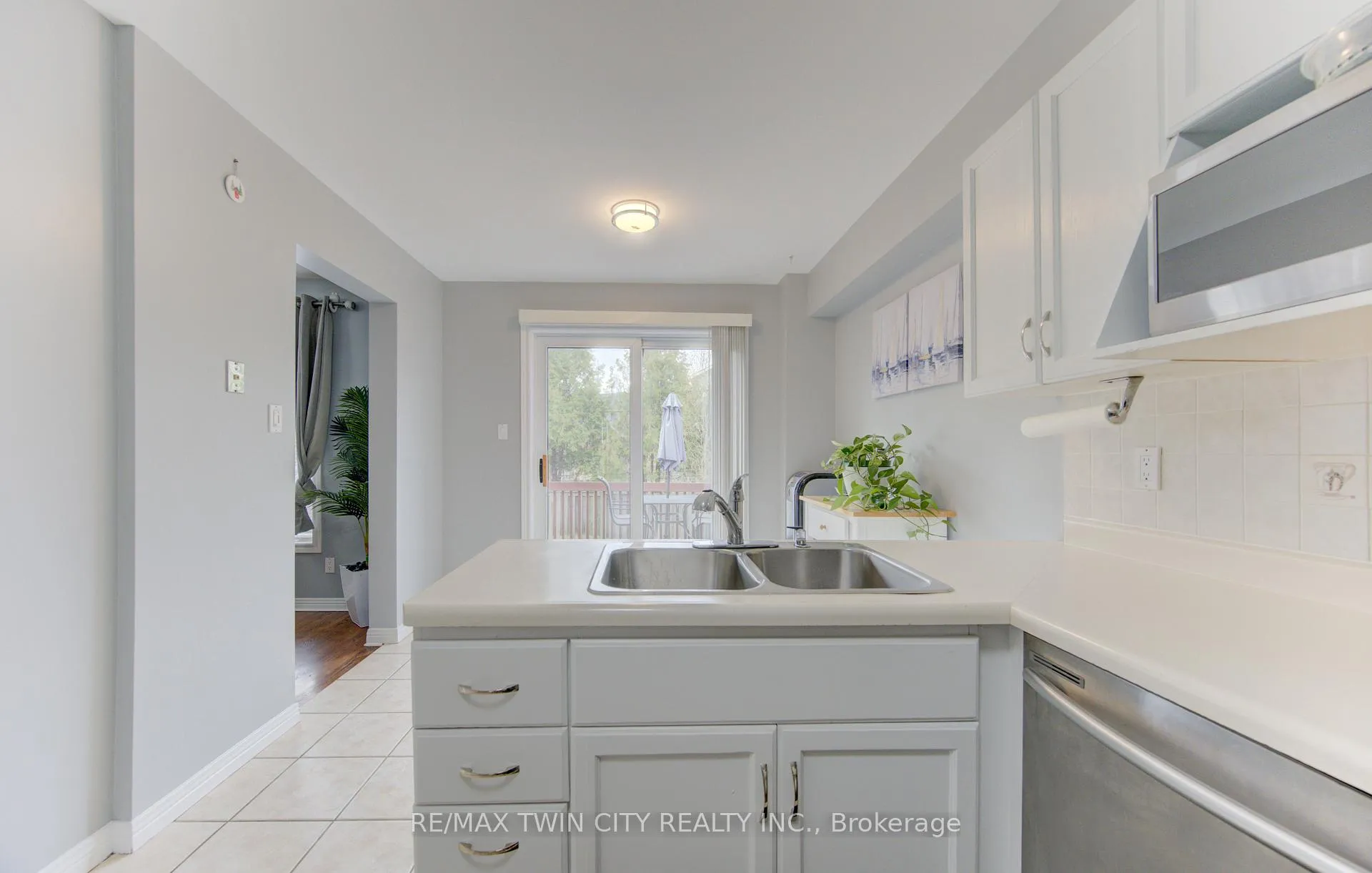 Photo 6 of Unit A, 651 Pinerow Crescent, Waterloo — HOMEH