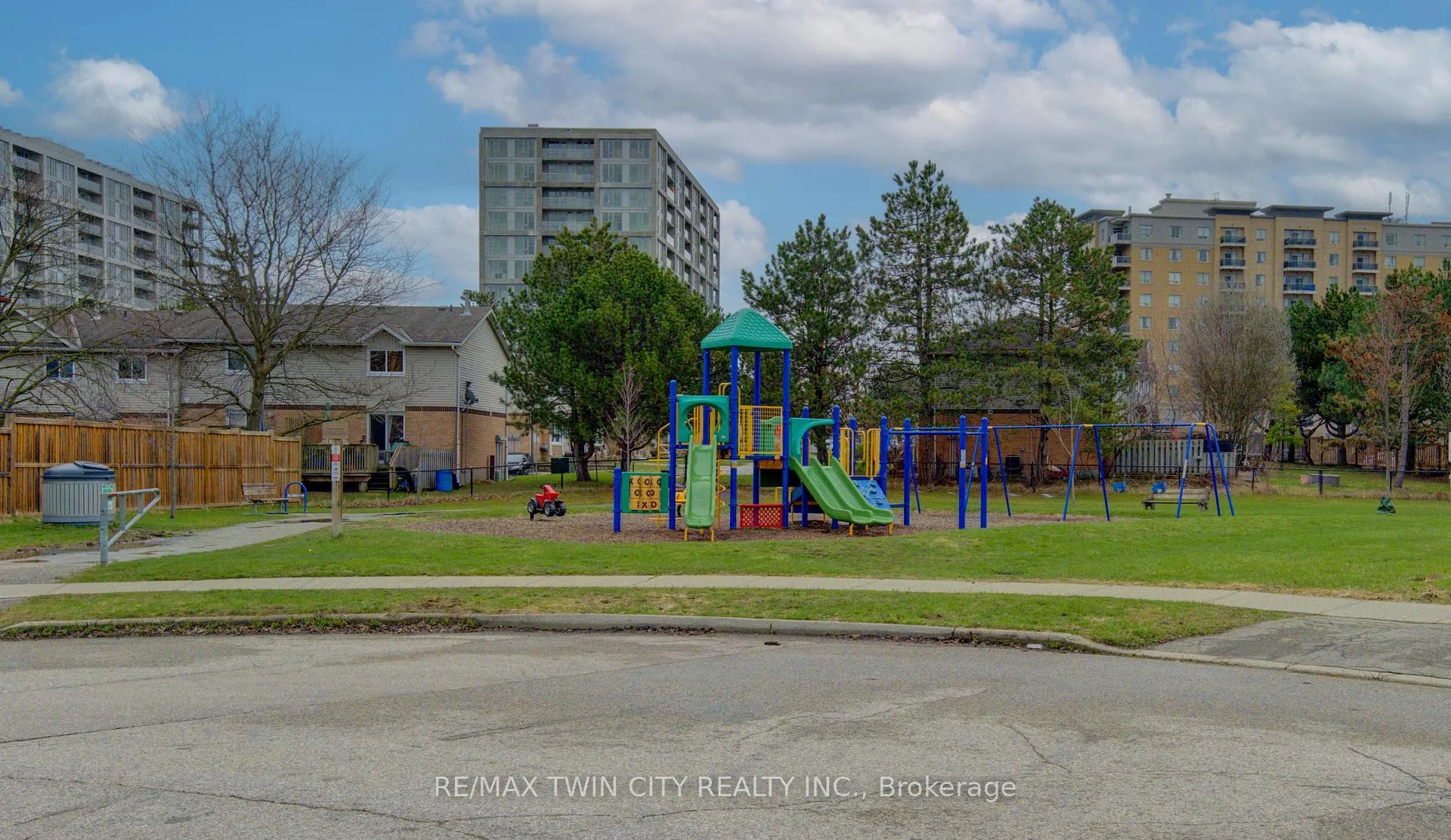 Photo 40 of Unit A, 651 Pinerow Crescent, Waterloo — HOMEH