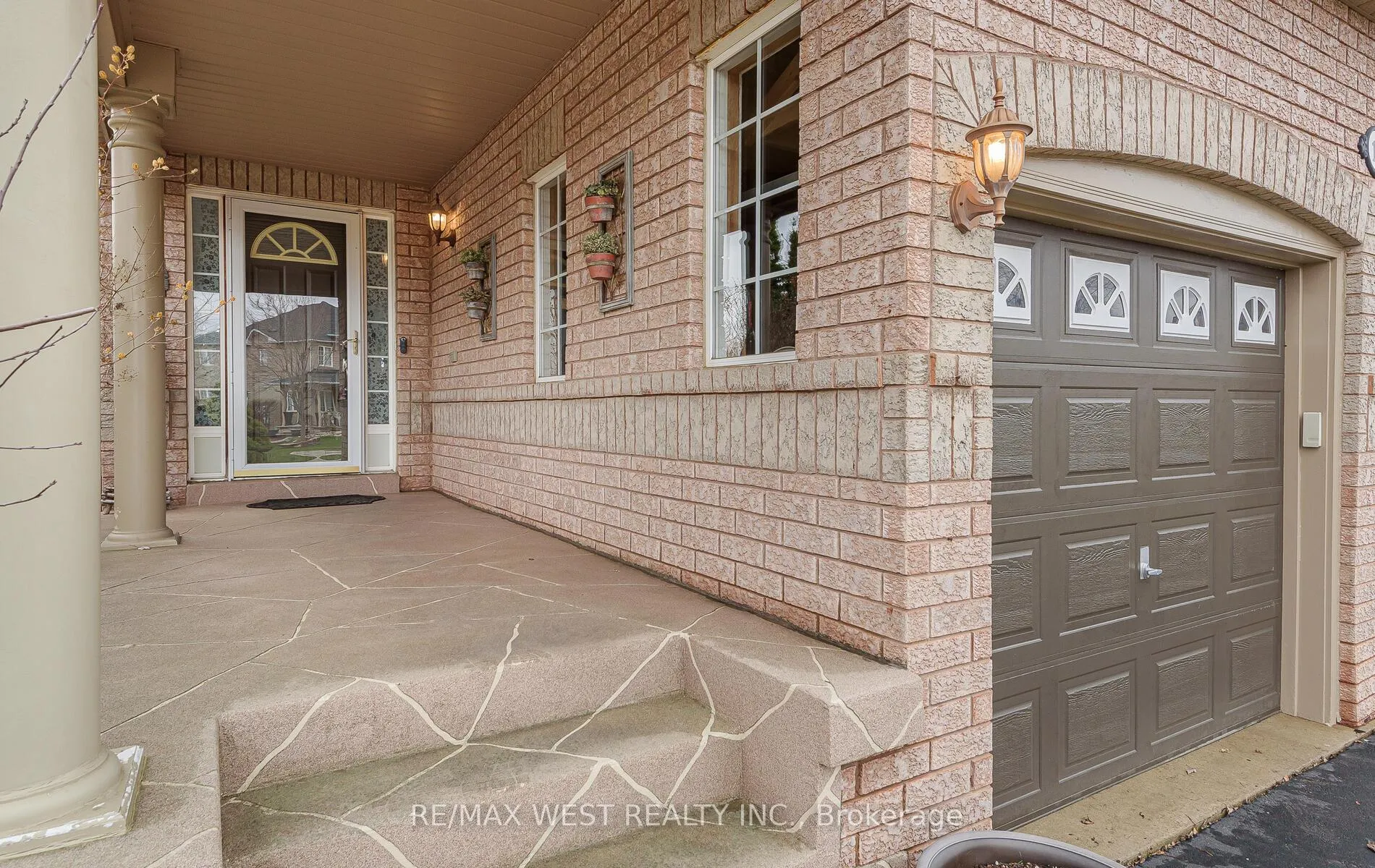 Photo 3 of 15 Virginia Drive, Brampton, Snelgrove — HOMEH