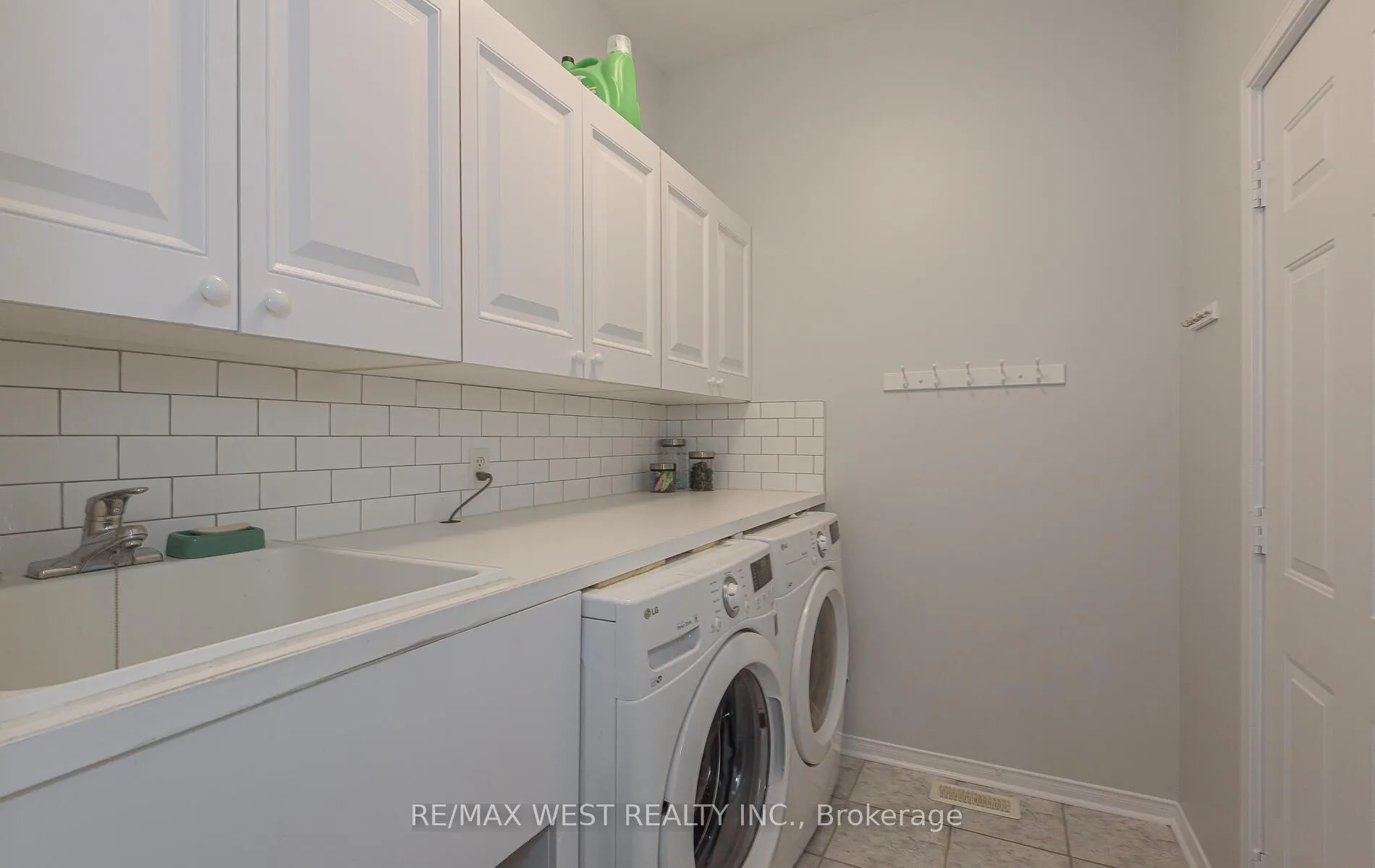 Photo 17 of 15 Virginia Drive, Brampton, Snelgrove — HOMEH