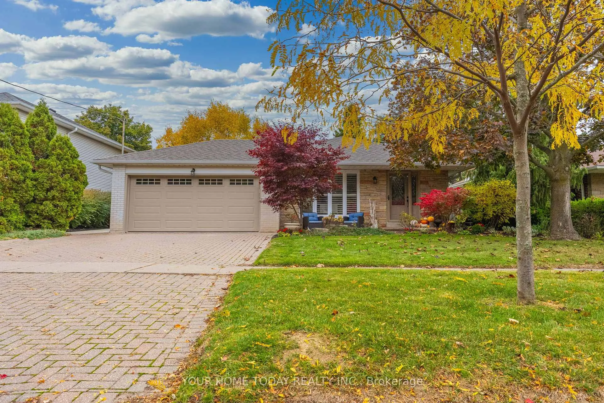 Photo 2 of 31 Chelvin Drive, Halton Hills, Georgetown — HOMEH