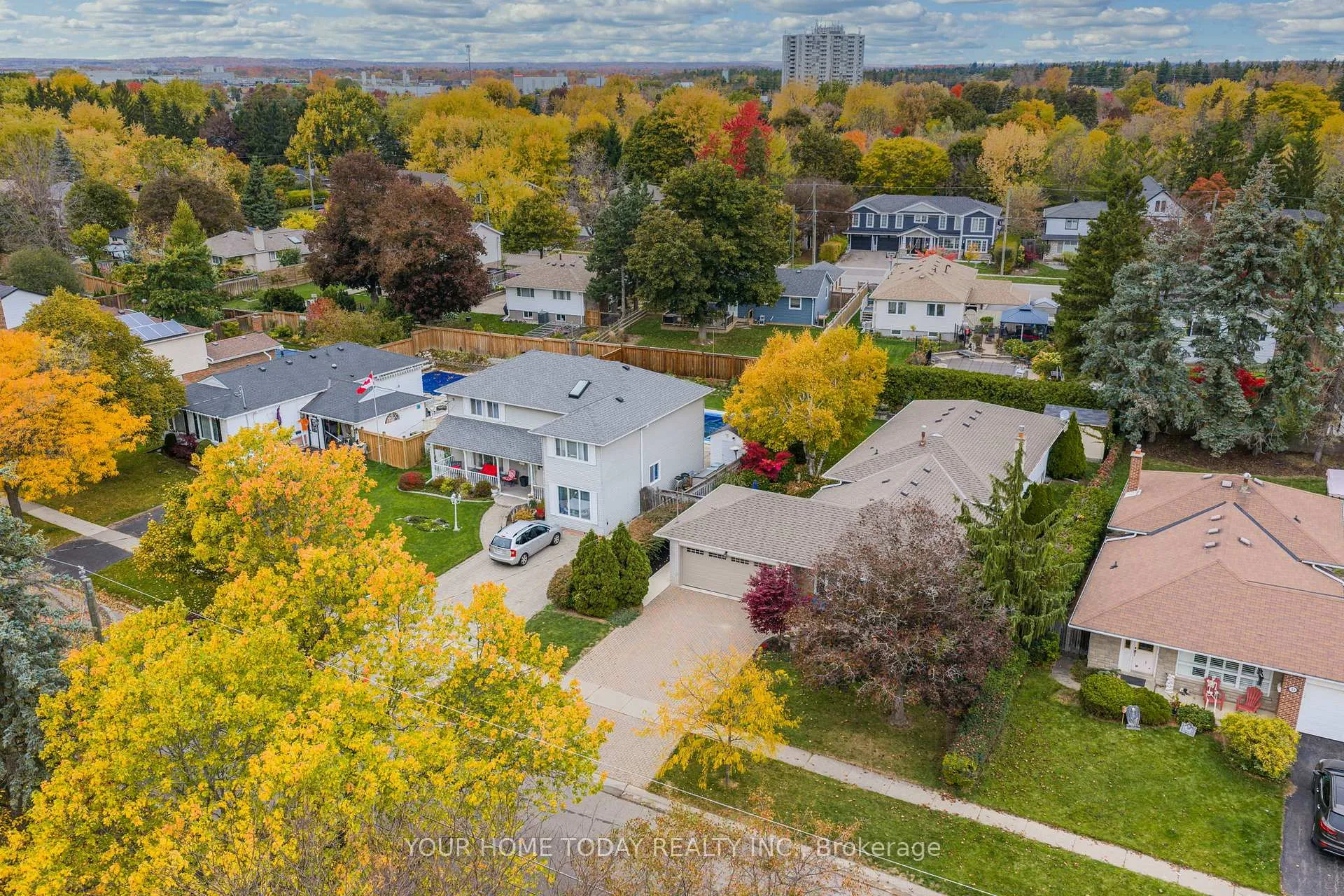 Photo 3 of 31 Chelvin Drive, Halton Hills, Georgetown — HOMEH