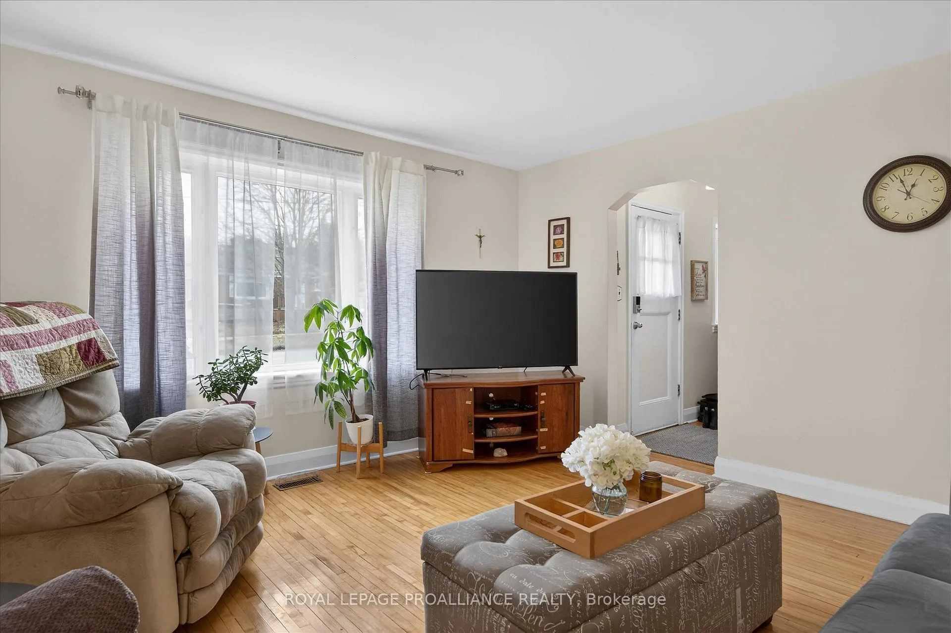 Photo 3 of 637 Beverly Street, Peterborough, Ashburnham Ward 4 — HOMEH