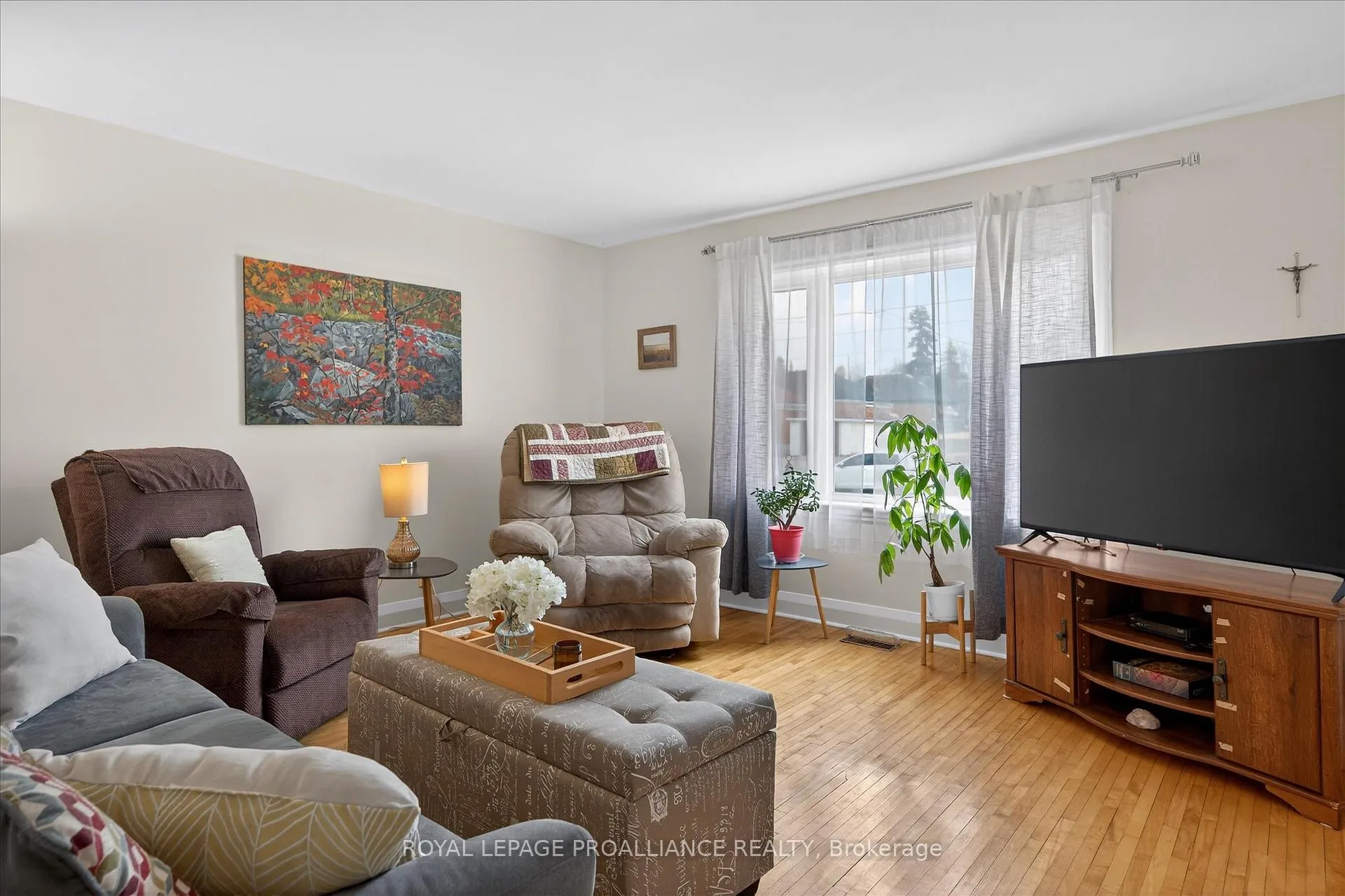 Photo 4 of 637 Beverly Street, Peterborough, Ashburnham Ward 4 — HOMEH