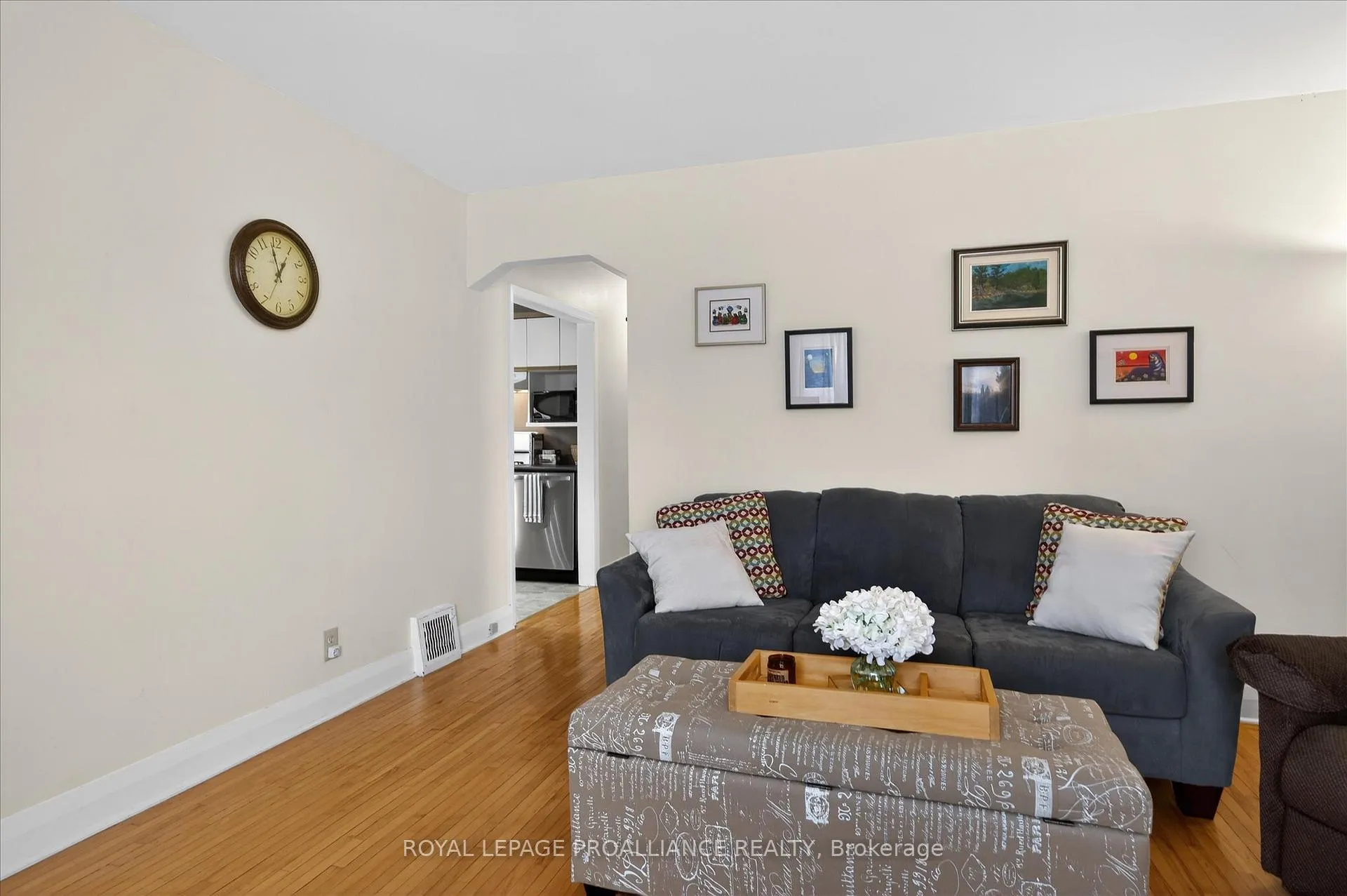 Photo 5 of 637 Beverly Street, Peterborough, Ashburnham Ward 4 — HOMEH