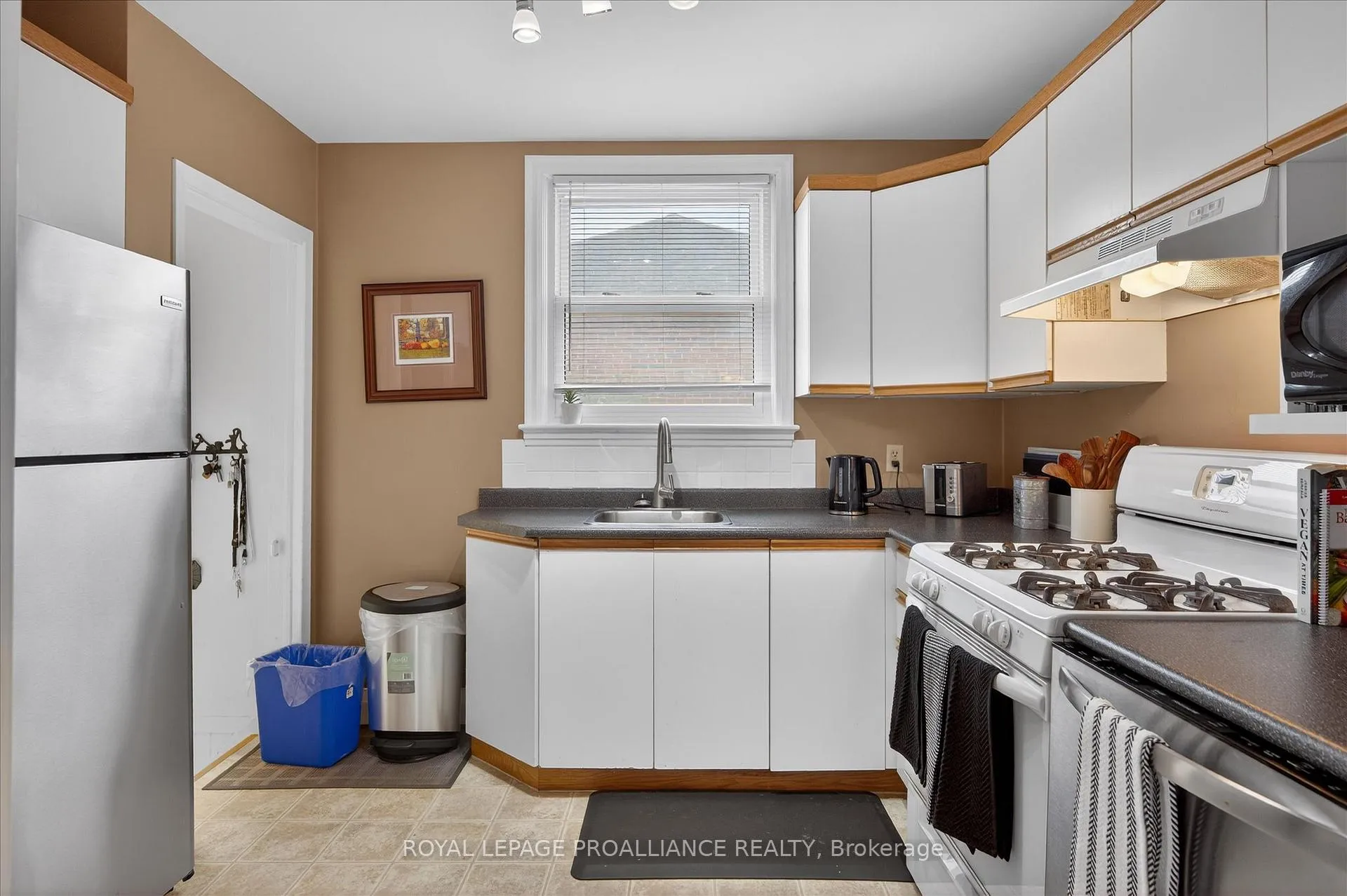 Photo 7 of 637 Beverly Street, Peterborough, Ashburnham Ward 4 — HOMEH