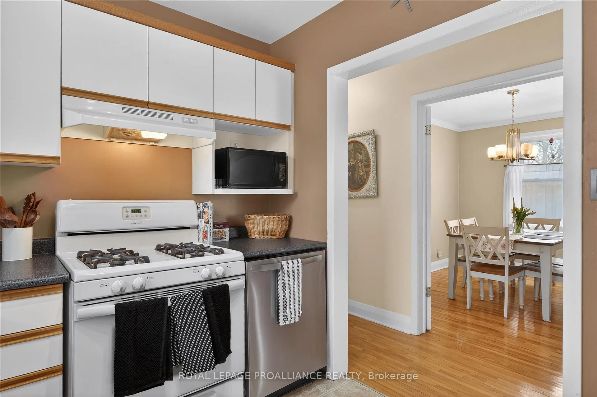 Photo 9 of 637 Beverly Street, Peterborough, Ashburnham Ward 4 — HOMEH