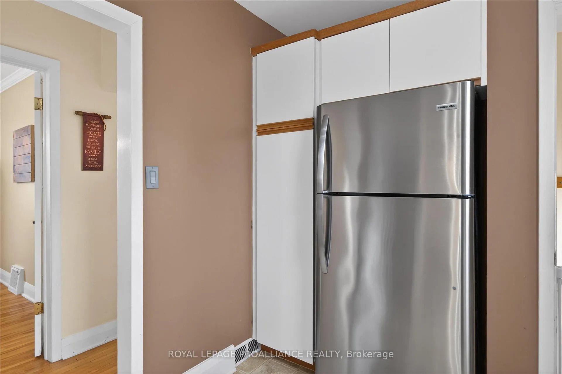 Photo 10 of 637 Beverly Street, Peterborough, Ashburnham Ward 4 — HOMEH