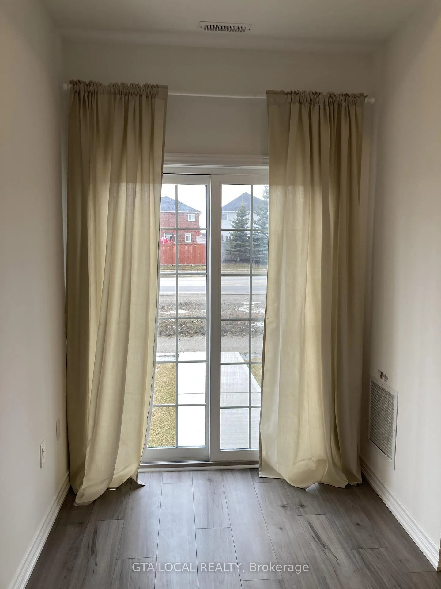 Photo 3 of Unit 1, 31 Pumpkin Corner Crescent, Barrie, Rural Barrie Southeast — HOMEH