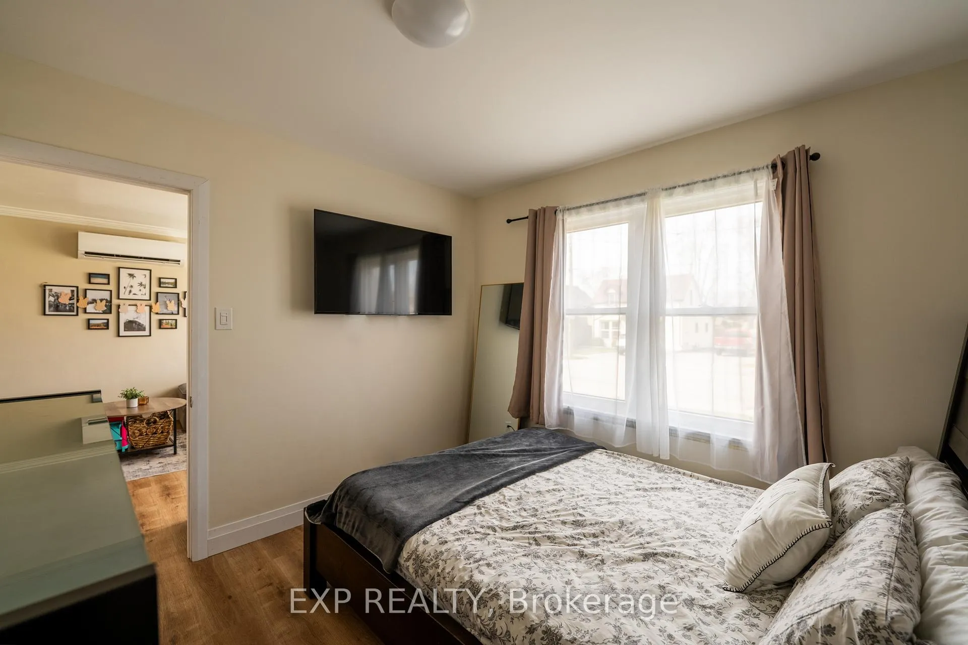 Photo 6 of 32 Alexandra Boulevard, St. Catharines, Secord Woods — HOMEH