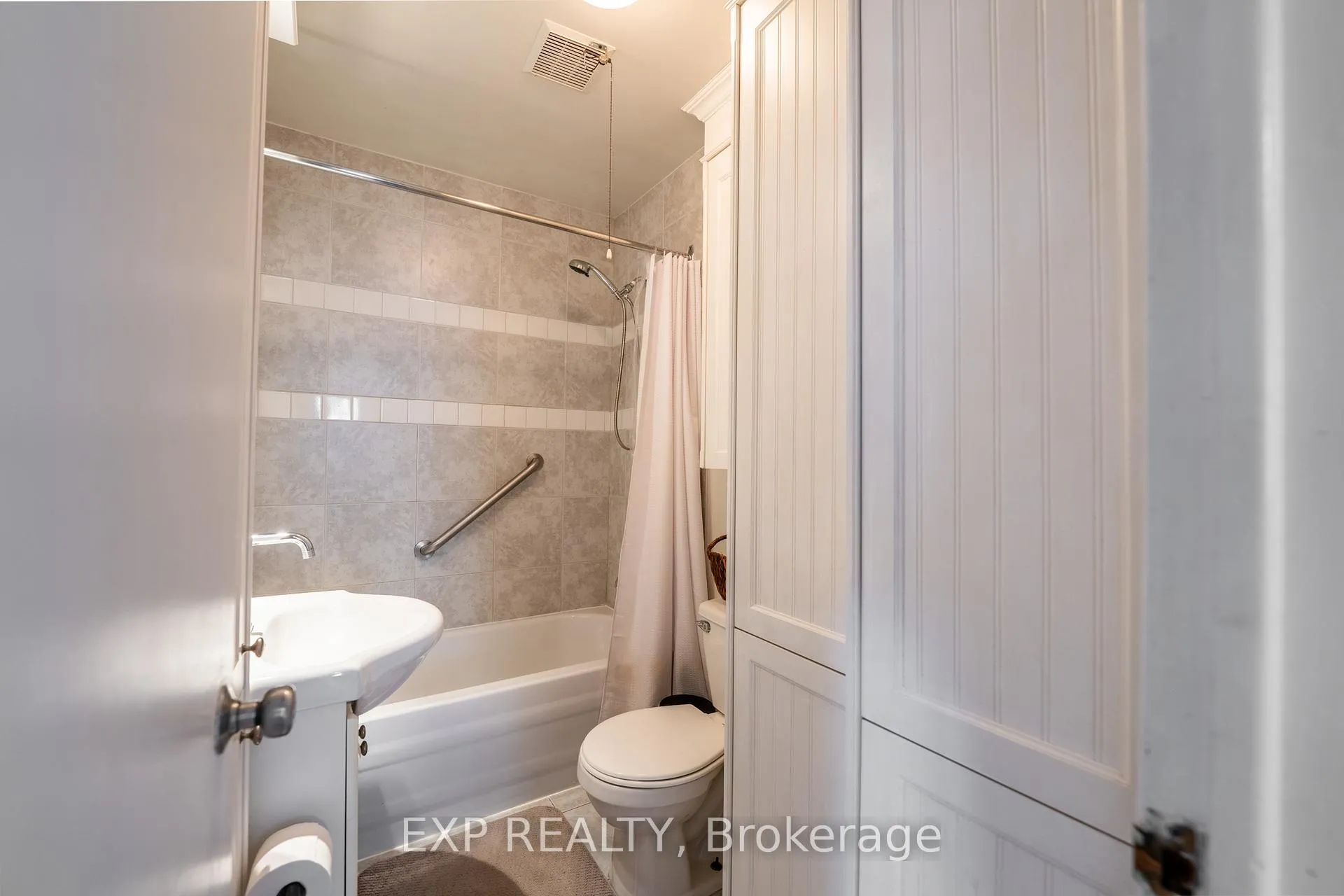 Photo 8 of 32 Alexandra Boulevard, St. Catharines, Secord Woods — HOMEH