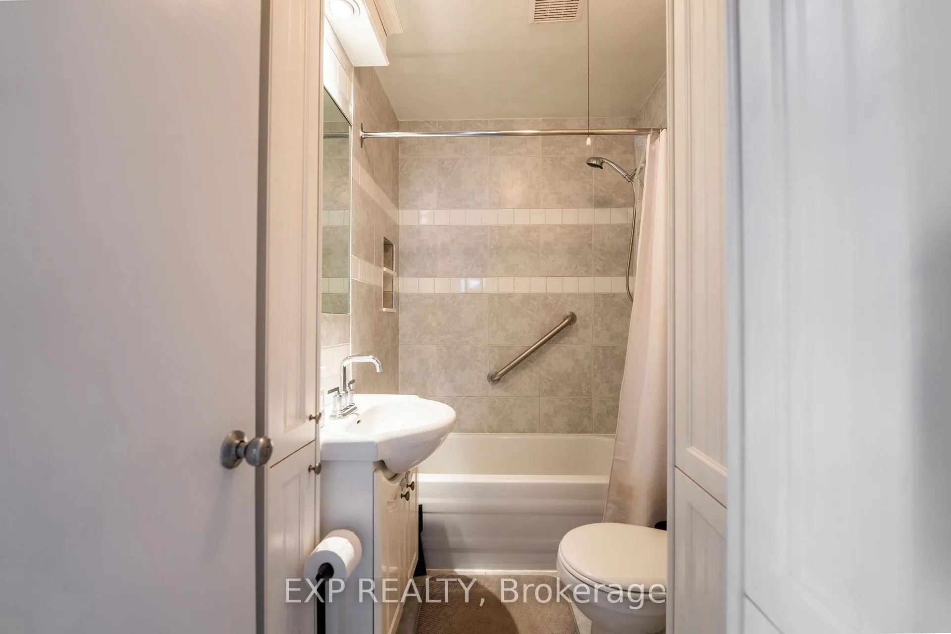 Photo 9 of 32 Alexandra Boulevard, St. Catharines, Secord Woods — HOMEH