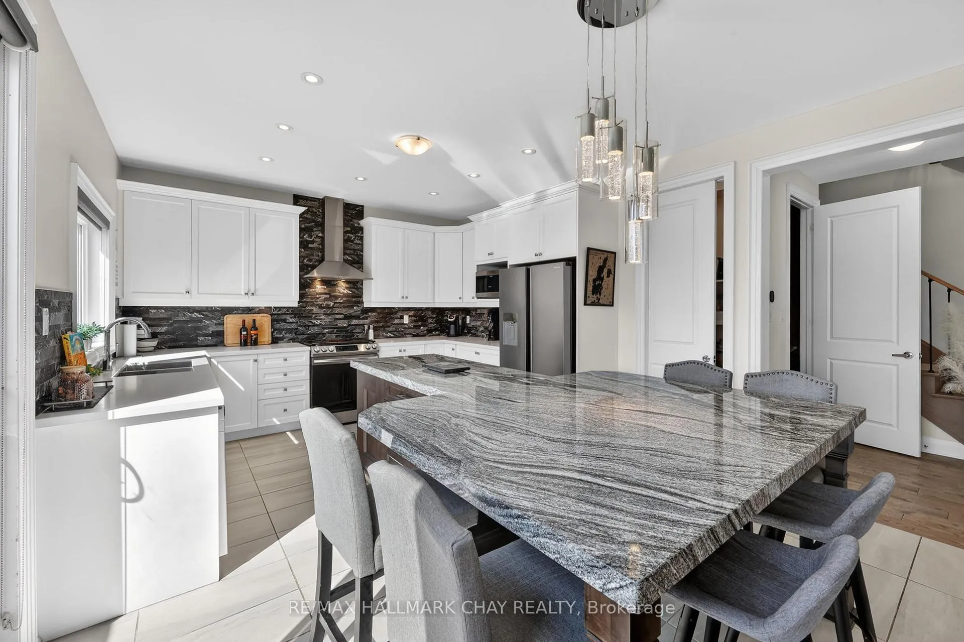 Photo 9 of 2 Cypress Point Street, Barrie, Holly — HOMEH