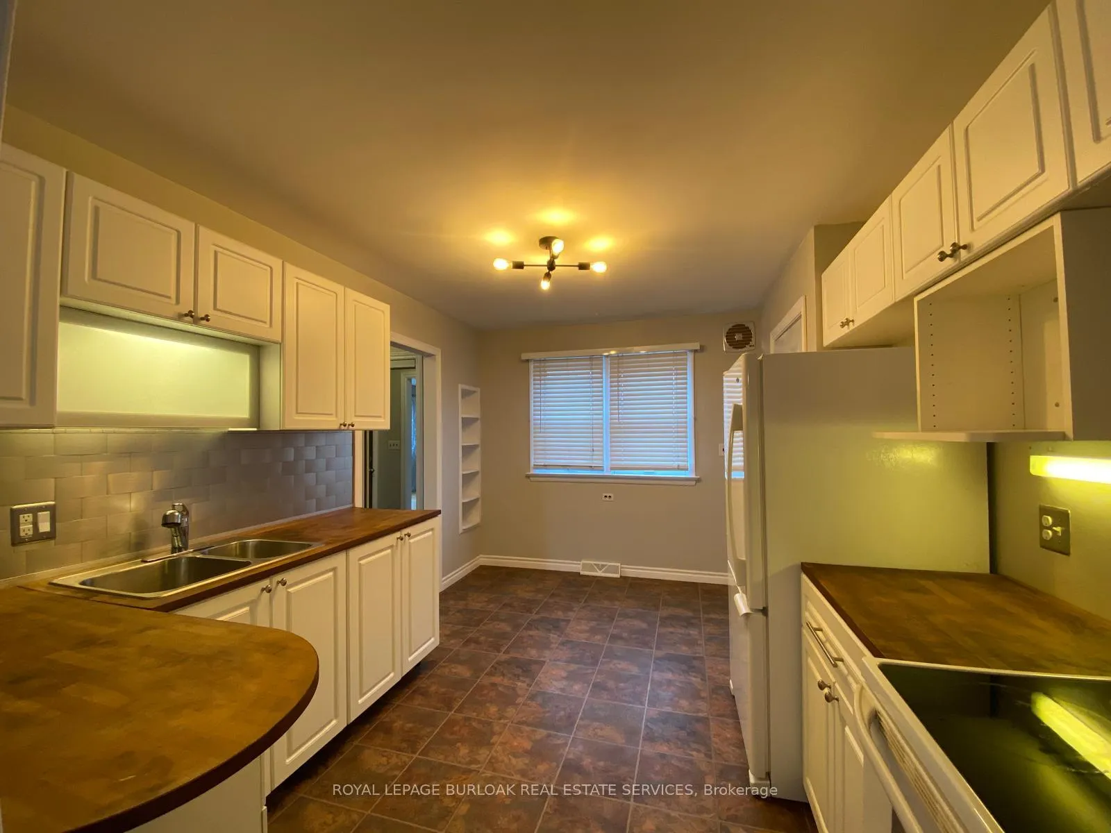 Photo 3 of 367 Norfolk Street N, Norfolk, Simcoe — HOMEH