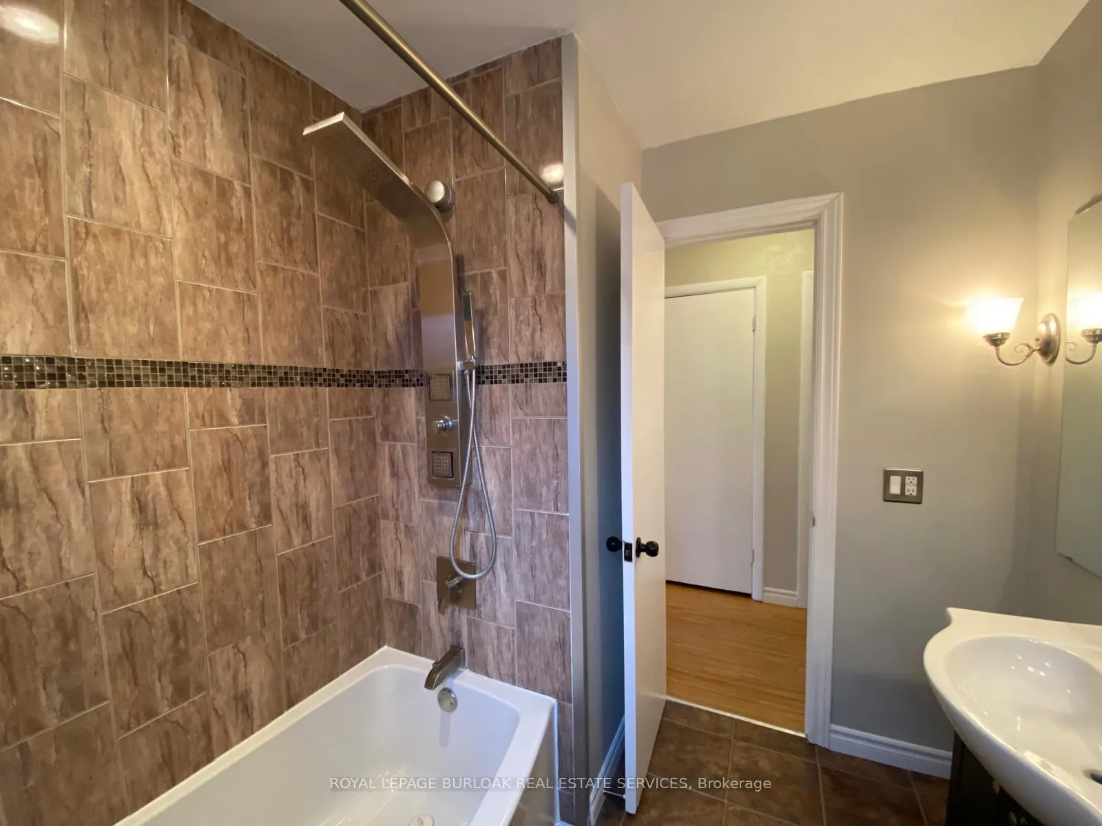 Photo 15 of 367 Norfolk Street N, Norfolk, Simcoe — HOMEH