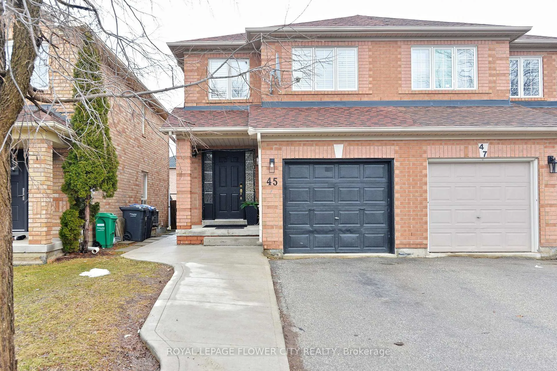 Photo 3 of 45 Roadmaster Lane, Brampton, Fletcher's Meadow — HOMEH