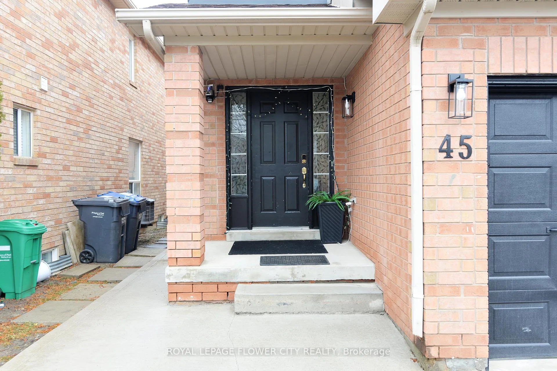 Photo 5 of 45 Roadmaster Lane, Brampton, Fletcher's Meadow — HOMEH