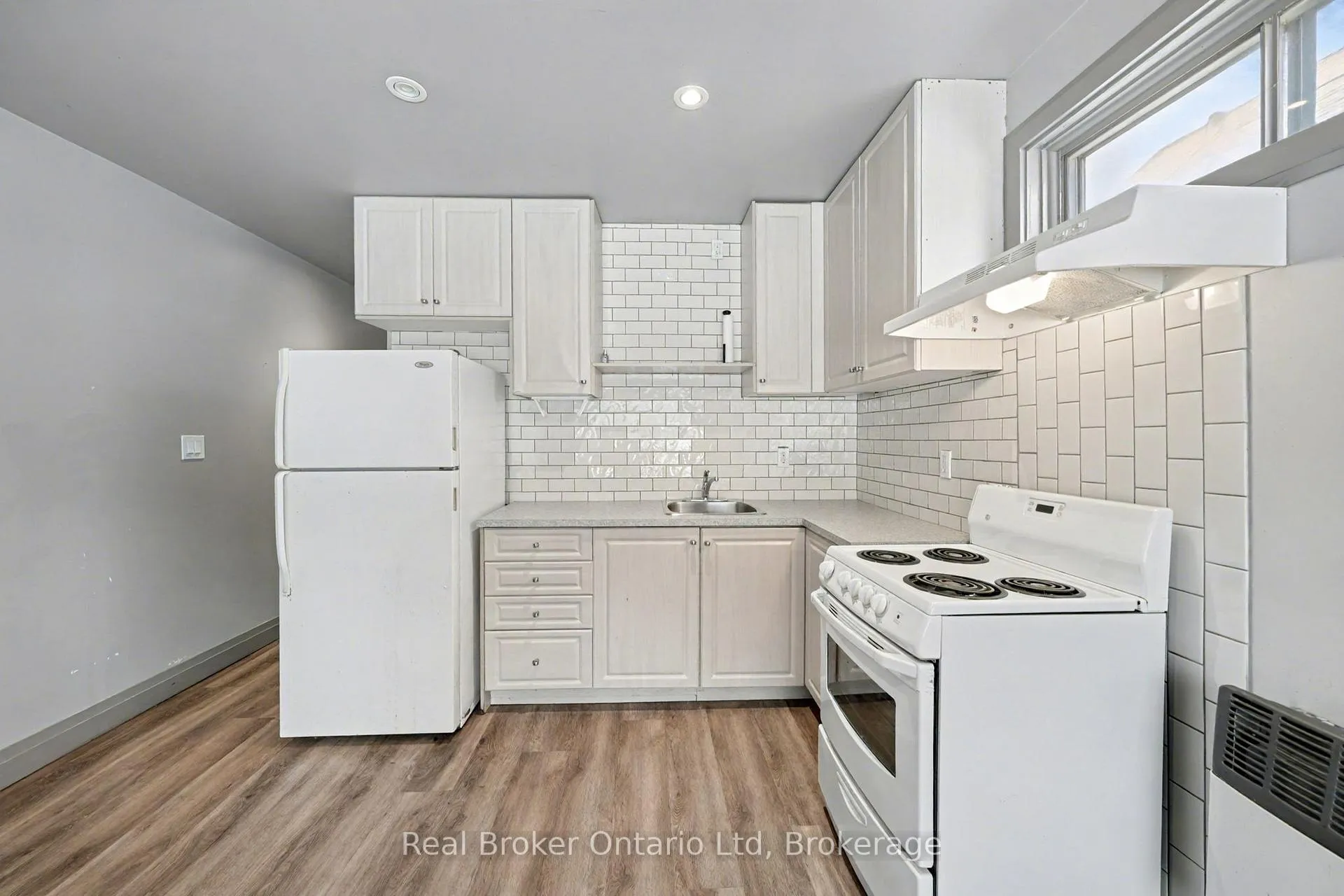 Photo 10 of Unit A, 7 Robert Street, Penetanguishene — HOMEH