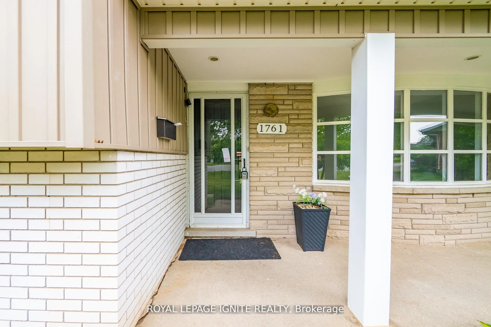 Photo 3 of 1761 Daleview Crescent, Cambridge, Galt City Centre — HOMEH
