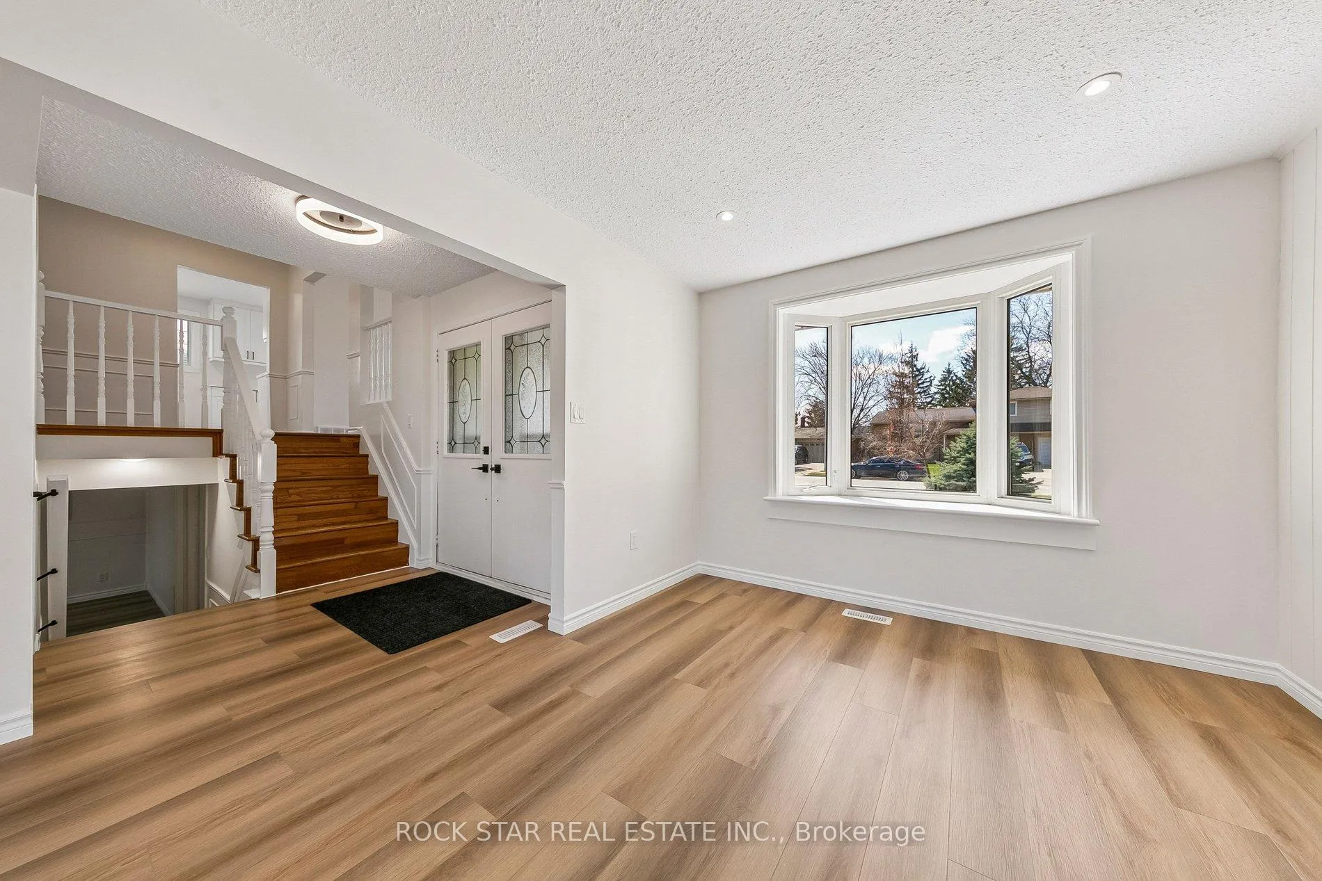 Photo 2 of 32 Lynwood Drive, Hamilton, Stoney Creek — HOMEH