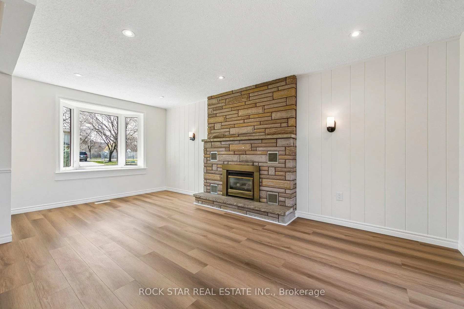 Photo 3 of 32 Lynwood Drive, Hamilton, Stoney Creek — HOMEH