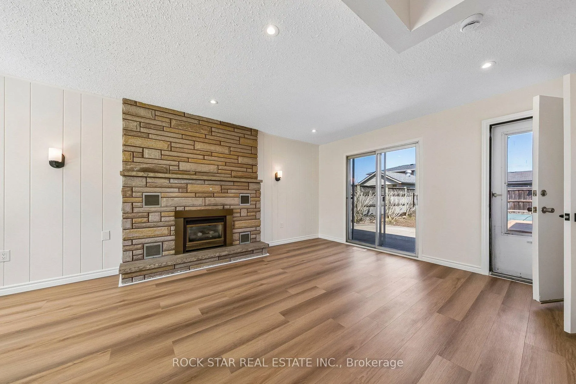 Photo 4 of 32 Lynwood Drive, Hamilton, Stoney Creek — HOMEH