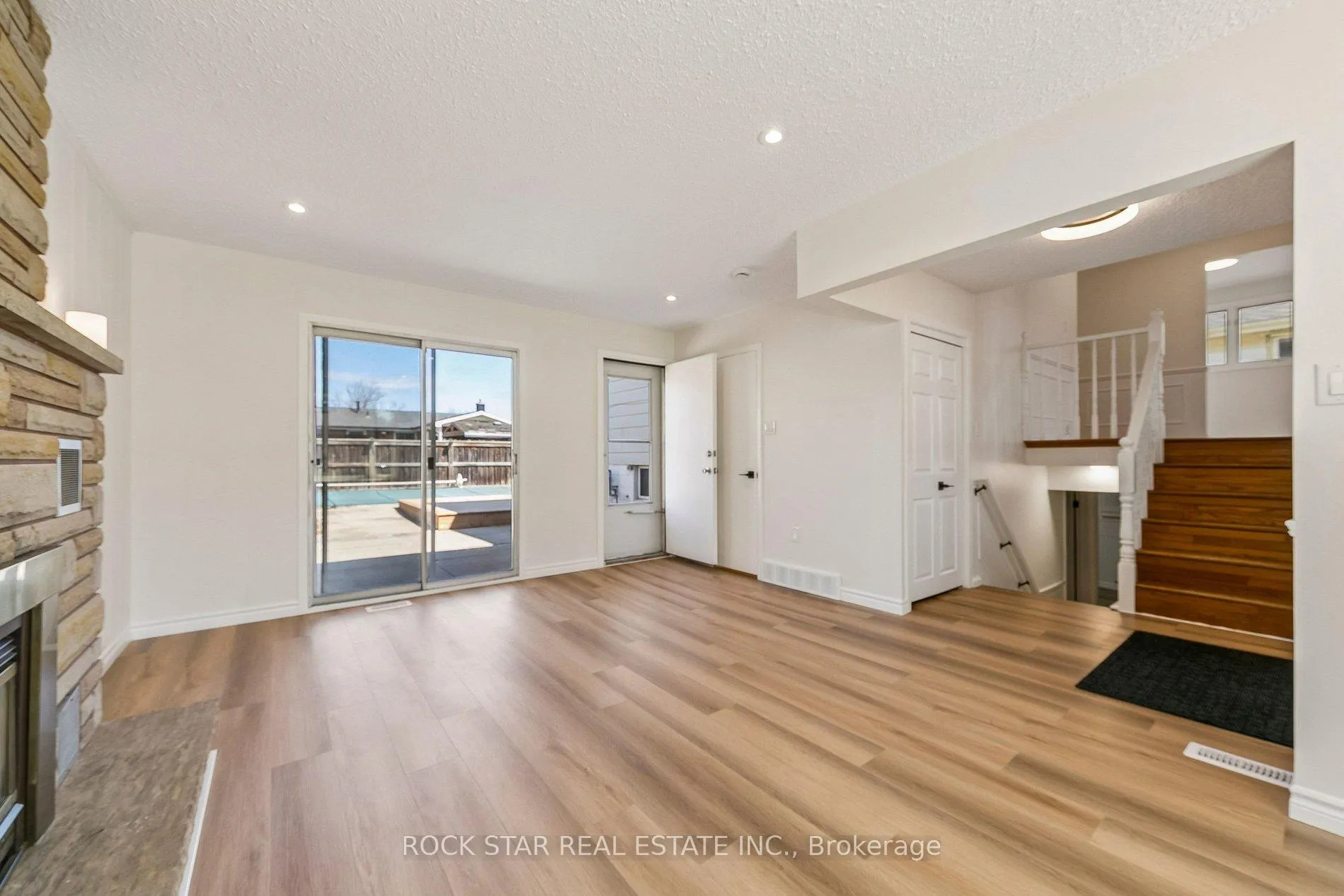 Photo 5 of 32 Lynwood Drive, Hamilton, Stoney Creek — HOMEH